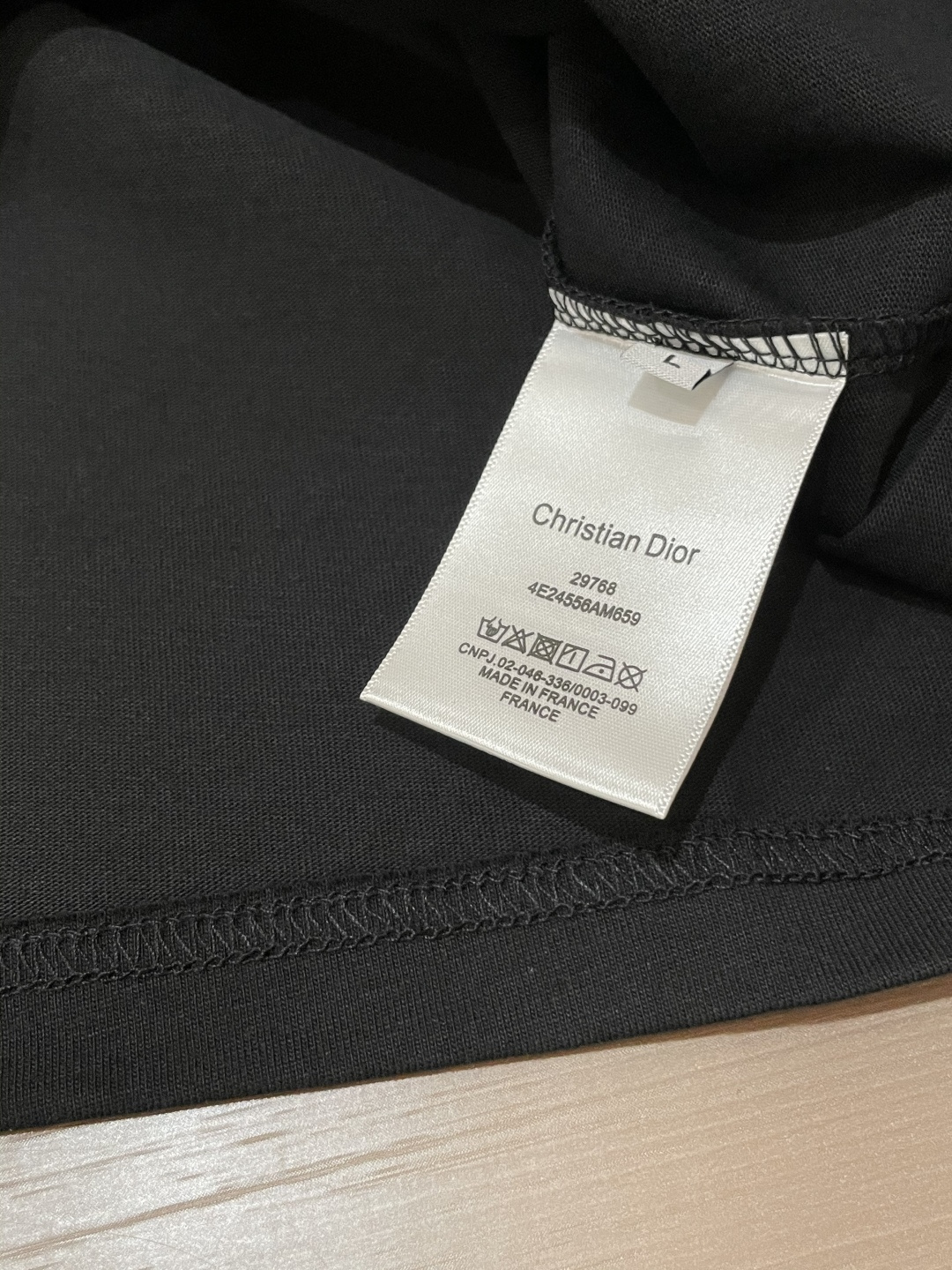 Dior 25s秋冬最新款圆领打底套头T恤 面料采用优质精梳棉，入手便知非常柔软，上身亲肤感 极好！舒适