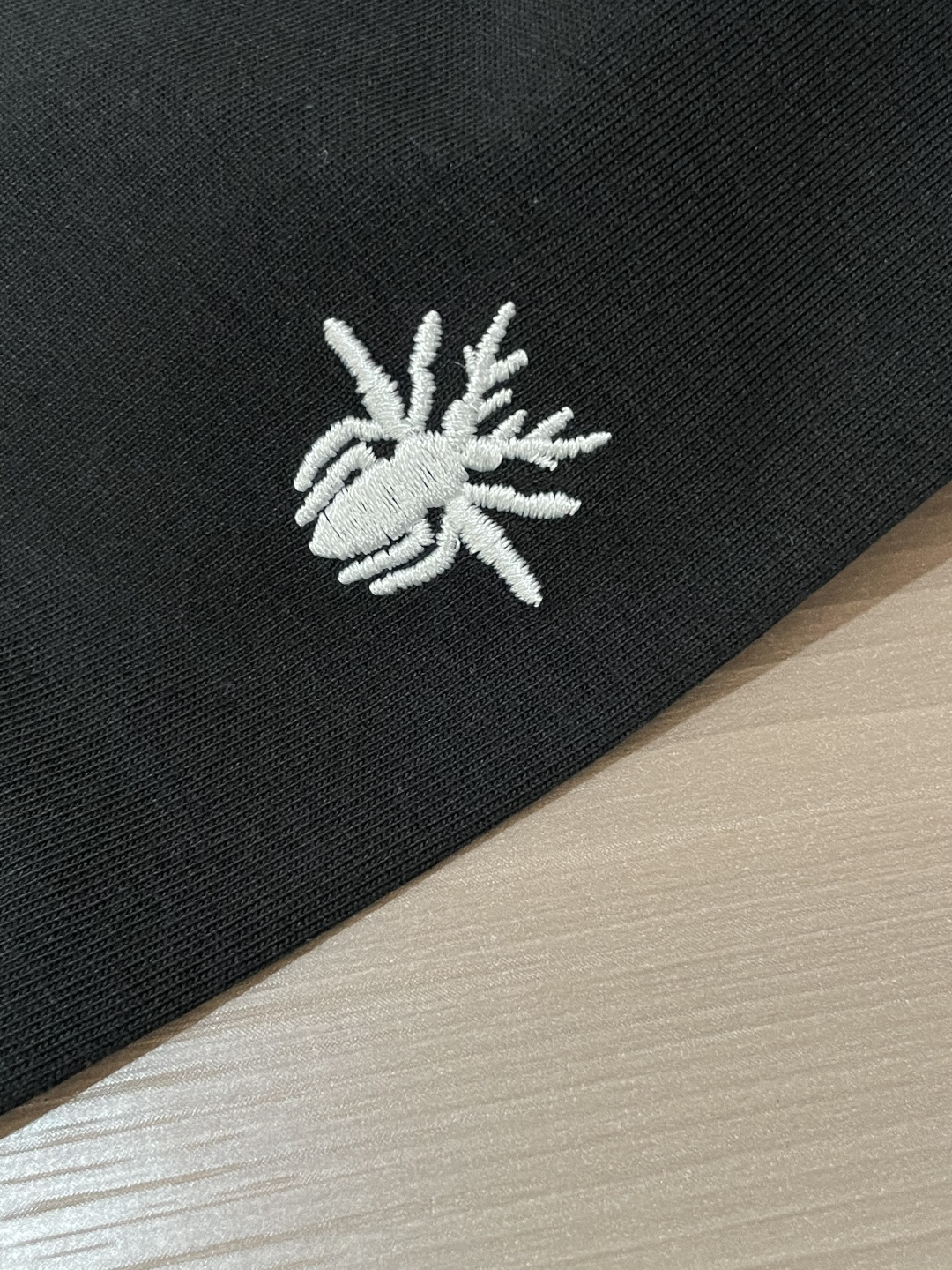 Dior 25s秋冬最新款圆领打底套头T恤 面料采用优质精梳棉，入手便知非常柔软，上身亲肤感 极好！舒适