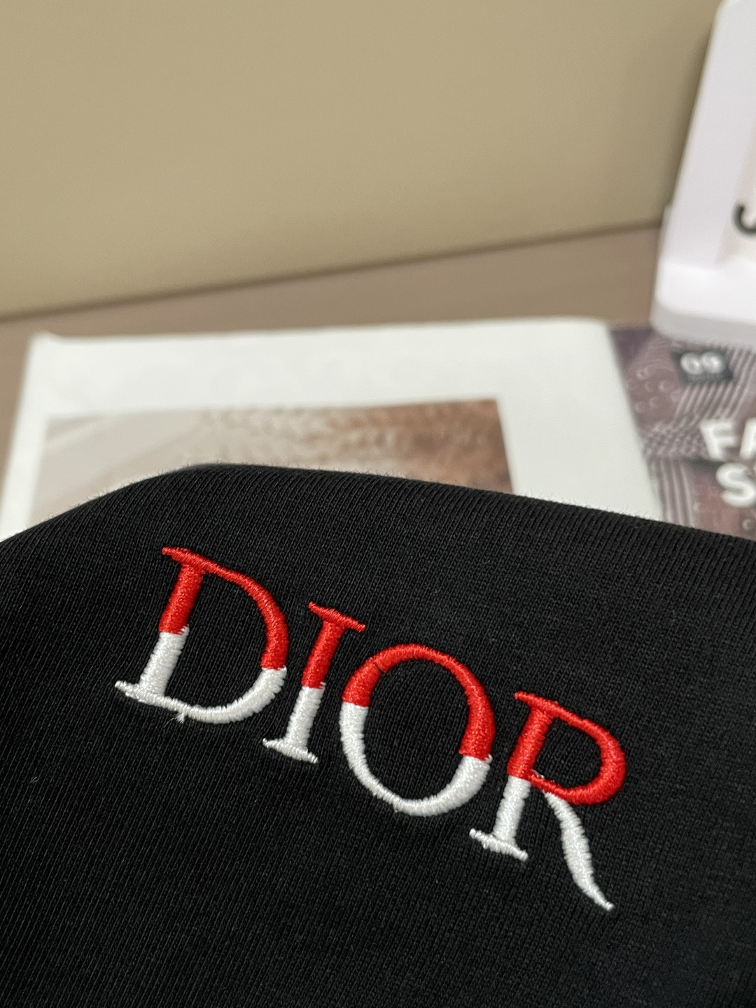 Dior 25s秋冬最新款圆领打底套头T恤 面料采用优质精梳棉，入手便知非常柔软，上身亲肤感 极好！舒适