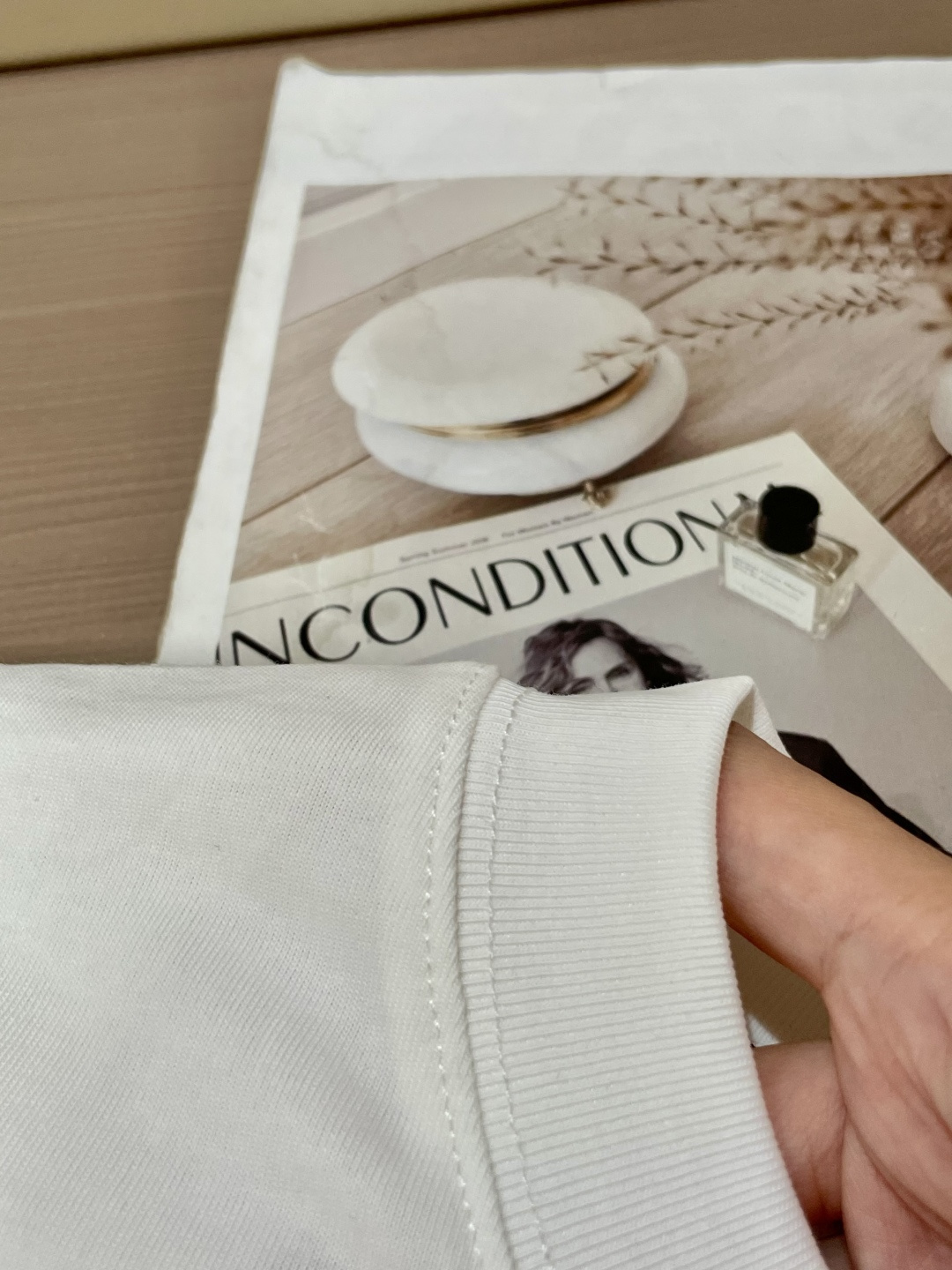 TB 25s秋冬最新款圆领打底套头T恤 面料采用优质精梳棉，入手便知非常柔软，上身亲肤感 极好！舒适透气