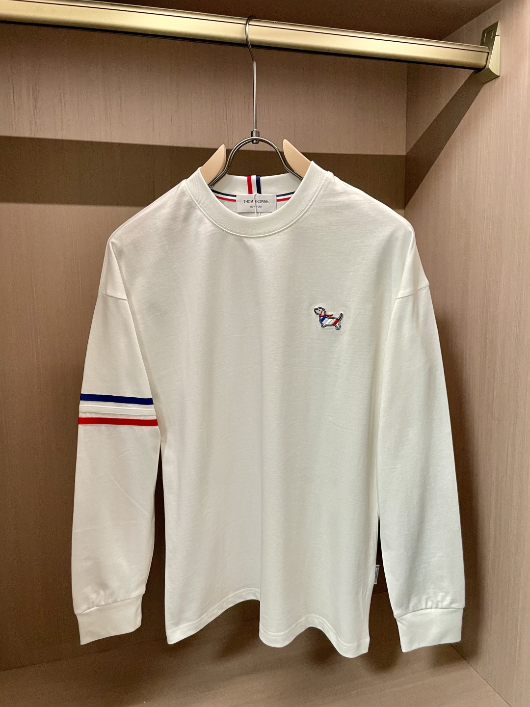 NO:538312,TB25s autumn and winter latest round neck base pullover T-shirt. The fabric is made of high-quality combed cotton. It is very soft when you start, and the upper body feels very skin-friendly!  Comfortable, breathable, slim and slim while not restrained. The embroidered logo pattern embroidered on the chest!  Very exquisite, good fabrics can make the basic long-sleeved T-shirt not monotonous, and more fashionable in the outfit. This style can not only be worn inside, but also does not look monotonous when worn alone. Size m-xxxl, tees, t-shirt, alexander wang19860909TB25s秋冬最新款圆领打底套头T恤 面料采用优质精梳棉,入手便知非常柔软,上身亲肤感 极好！舒适透气修身显瘦的同时又无束缚感,胸口刺绣绣logo图案标志点缀！非常精致,好面料才能让基础款的长袖T恤不在单调, 穿搭上多一份时尚,这款不仅可以内搭打底,单穿亦不会显得单调. 尺码m-xxxl,,tees，t-shirt,alexander wang,Men's clothing