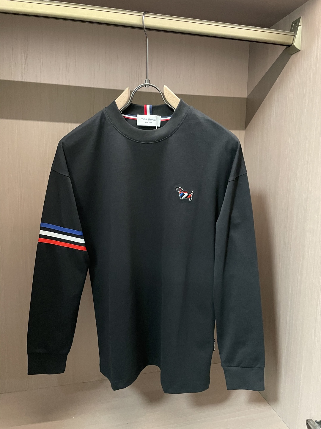 NO:538314,Tb 25s autumn and winter latest round neck base pullover T-shirt. The fabric is made of high-quality combed cotton. It is very soft when you start, and the upper body feels very skin-friendly!  Comfortable, breathable, slim and slim while not restrained. The embroidered logo pattern embroidered on the chest!  Very exquisite, good fabrics can make the basic long-sleeved T-shirt not monotonous, and more fashionable in the outfit. This style can not only be worn inside, but also does not look monotonous when worn alone. Size m-xxxl, tees, t-shirt, alexander wang19860909Tb 25s秋冬最新款圆领打底套头T恤 面料采用优质精梳棉,入手便知非常柔软,上身亲肤感 极好！舒适透气修身显瘦的同时又无束缚感,胸口刺绣绣logo图案标志点缀！非常精致,好面料才能让基础款的长袖T恤不在单调, 穿搭上多一份时尚,这款不仅可以内搭打底,单穿亦不会显得单调. 尺码m-xxxl,,tees，t-shirt,alexander wang,Men's clothing