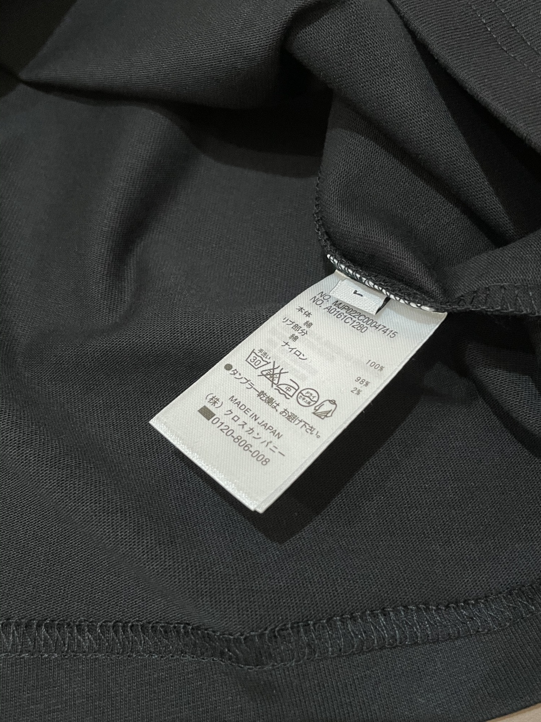 Tb 25s秋冬最新款圆领打底套头T恤 面料采用优质精梳棉，入手便知非常柔软，上身亲肤感 极好！舒适透气