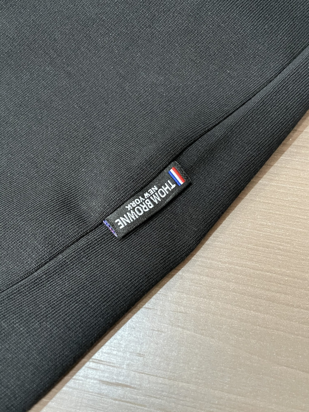 Tb 25s秋冬最新款圆领打底套头T恤 面料采用优质精梳棉，入手便知非常柔软，上身亲肤感 极好！舒适透气