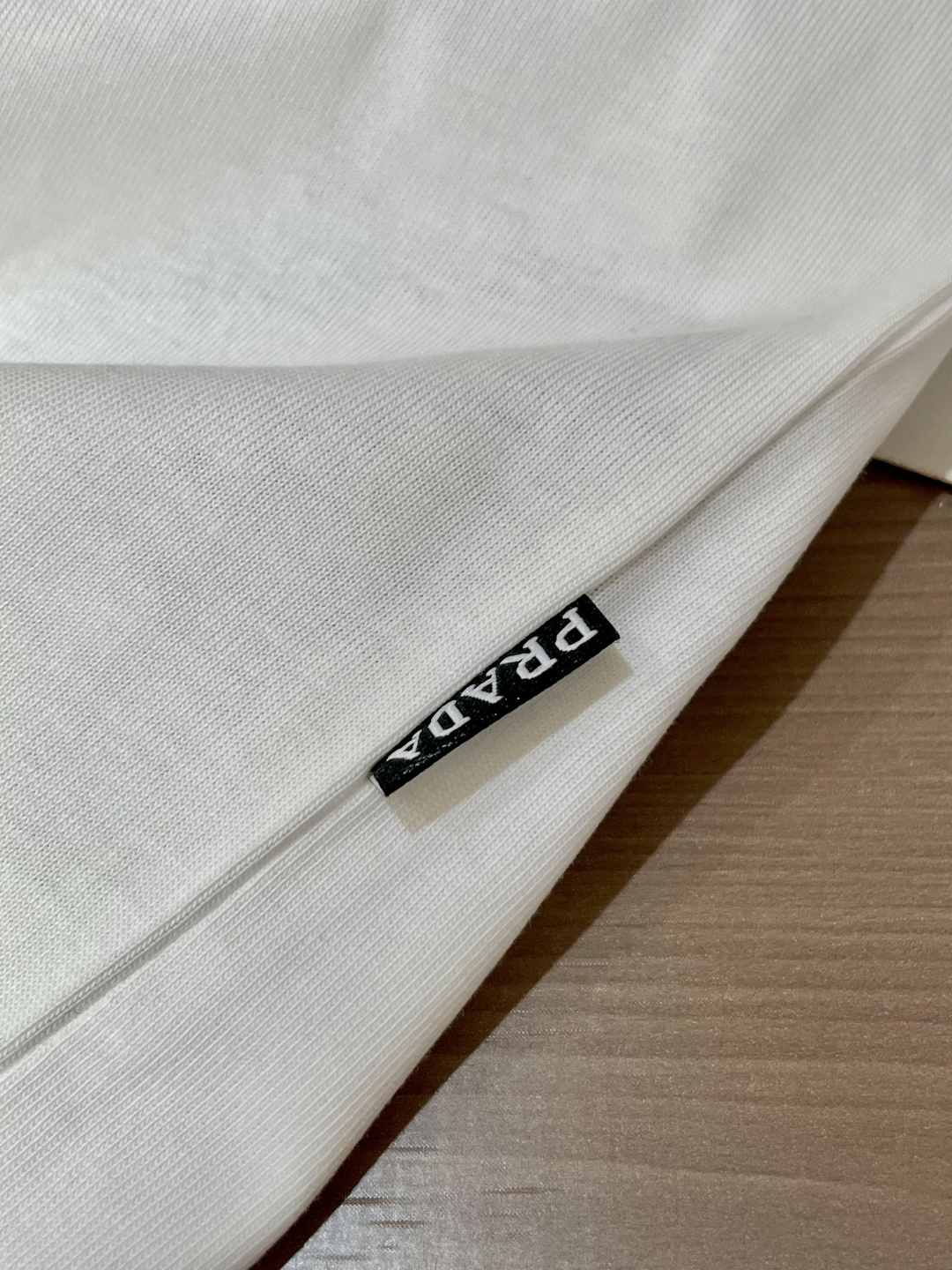 Prad 25s秋冬最新款圆领打底套头T恤 面料采用优质精梳棉，入手便知非常柔软，上身亲肤感 极好！舒适