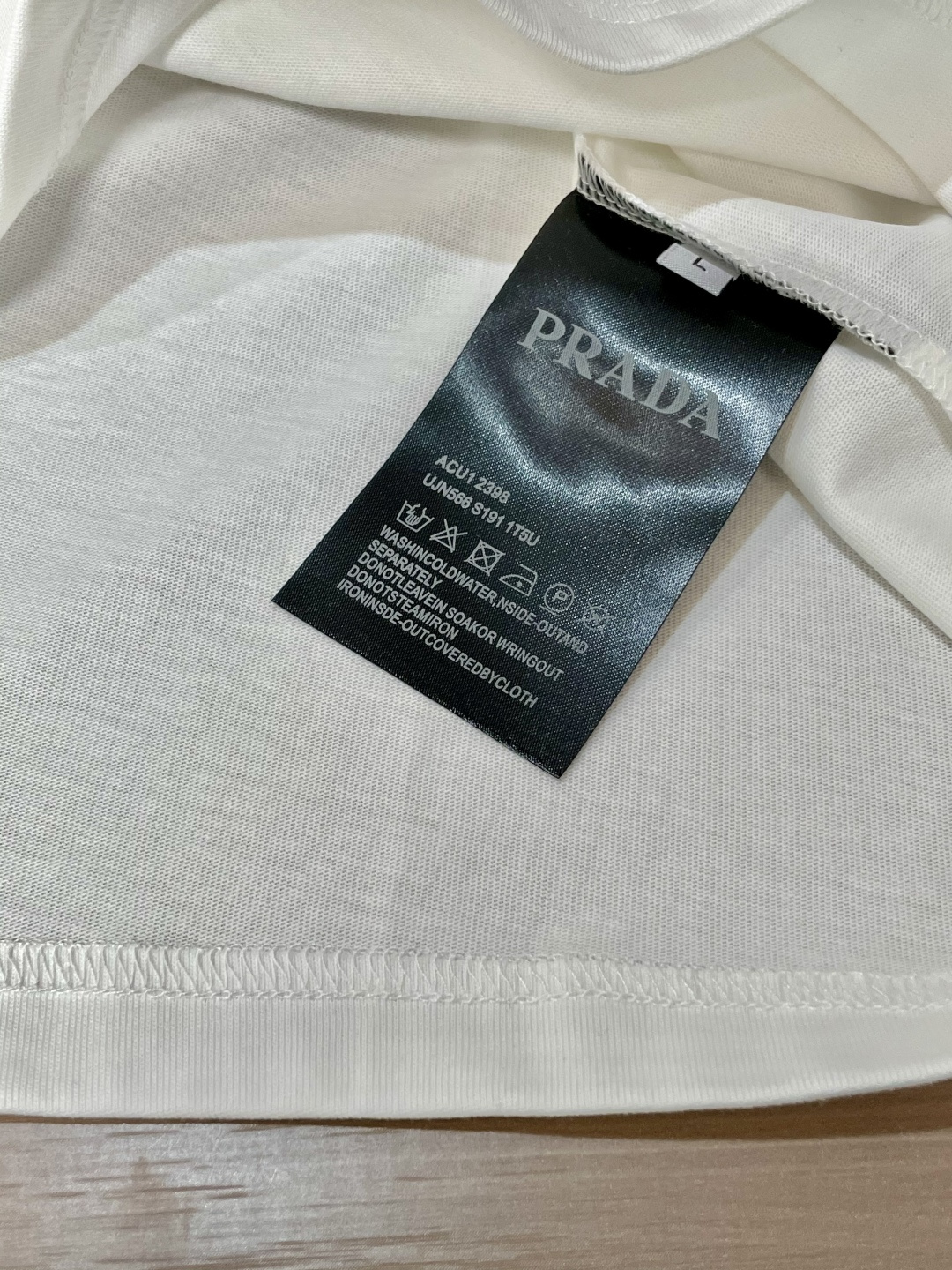 Prad 25s秋冬最新款圆领打底套头T恤 面料采用优质精梳棉，入手便知非常柔软，上身亲肤感 极好！舒适