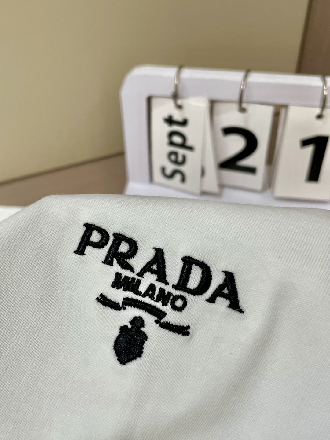 Prad 25s秋冬最新款圆领打底套头T恤 面料采用优质精梳棉，入手便知非常柔软，上身亲肤感 极好！舒适