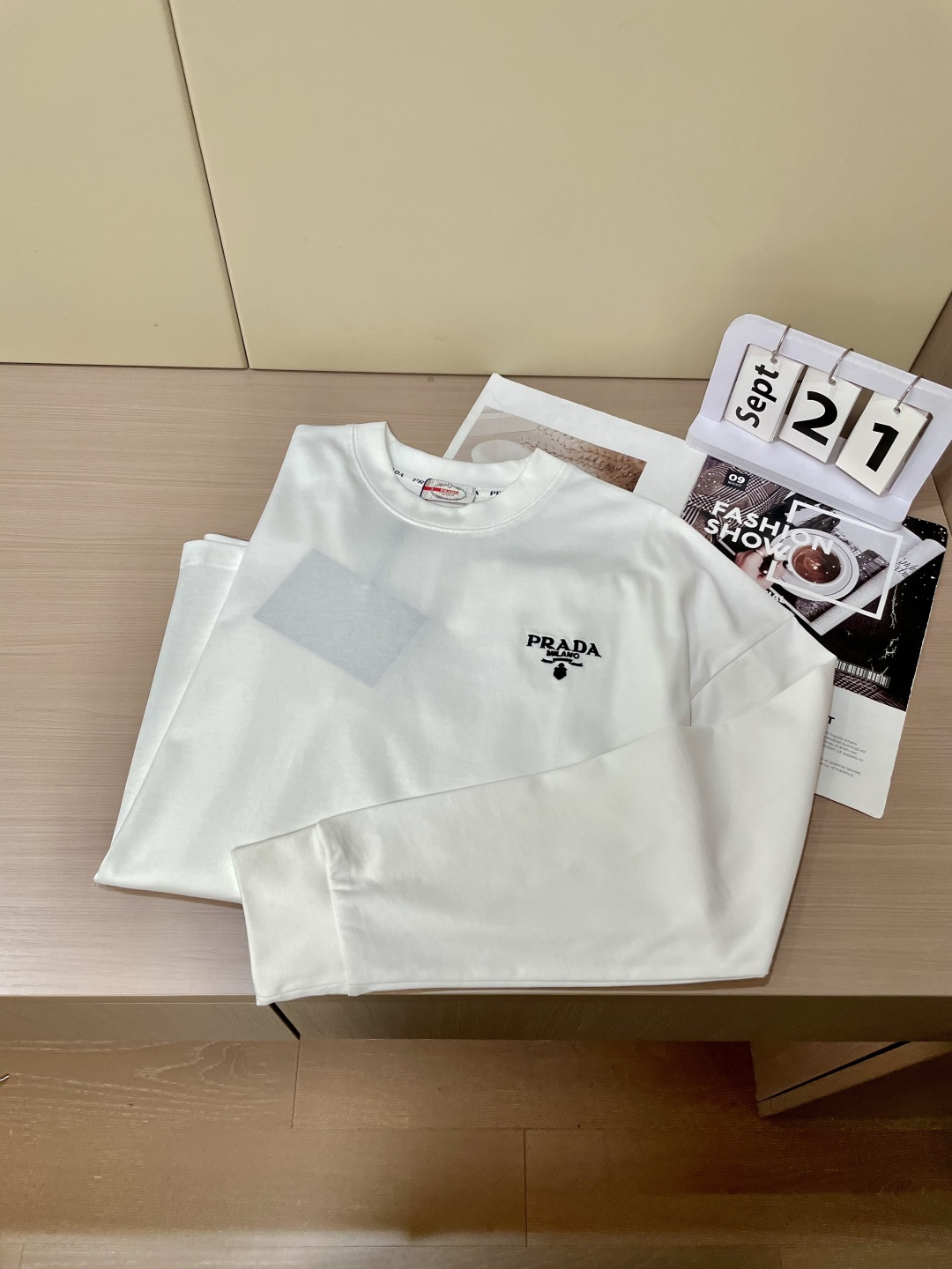 Prad 25s秋冬最新款圆领打底套头T恤 面料采用优质精梳棉，入手便知非常柔软，上身亲肤感 极好！舒适