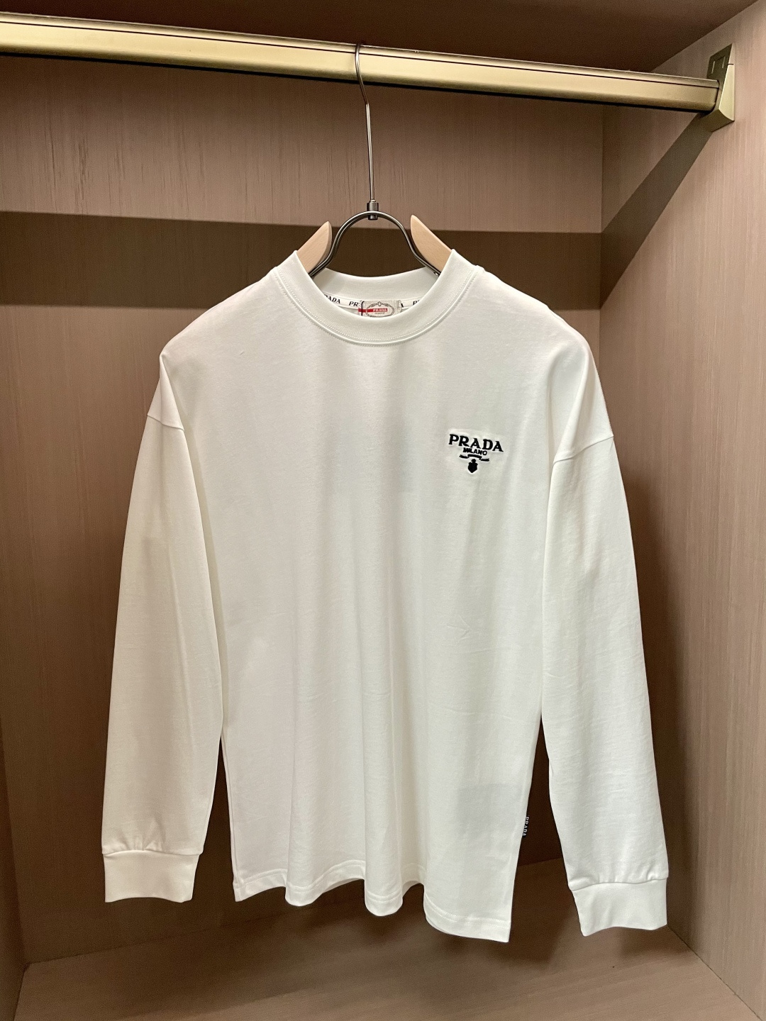 NO:538316,The latest round neck base pullover T-shirt in Prad25s autumn and winter. The fabric is made of high-quality combed cotton. It is very soft when you start, and the upper body feels very skin-friendly!  Comfortable, breathable, slim and slim while not restrained. The embroidered logo pattern embroidered on the chest!  Very exquisite, good fabrics can make the basic long-sleeved T-shirt not monotonous, and more fashionable in the outfit. This style can not only be worn inside, but also does not look monotonous when worn alone. Size m-xxxl,,prada,tees,t-shirt,alexander wang19860909Prad25s秋冬最新款圆领打底套头T恤 面料采用优质精梳棉,入手便知非常柔软,上身亲肤感 极好！舒适透气修身显瘦的同时又无束缚感,胸口刺绣绣logo图案标志点缀！非常精致,好面料才能让基础款的长袖T恤不在单调, 穿搭上多一份时尚,这款不仅可以内搭打底,单穿亦不会显得单调. 尺码m-xxxl,,prada,tees，t-shirt,alexander wang,Men's clothing