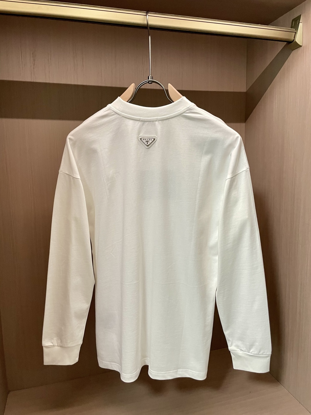 Prad 25s秋冬最新款圆领打底套头T恤 面料采用优质精梳棉，入手便知非常柔软，上身亲肤感 极好！舒适