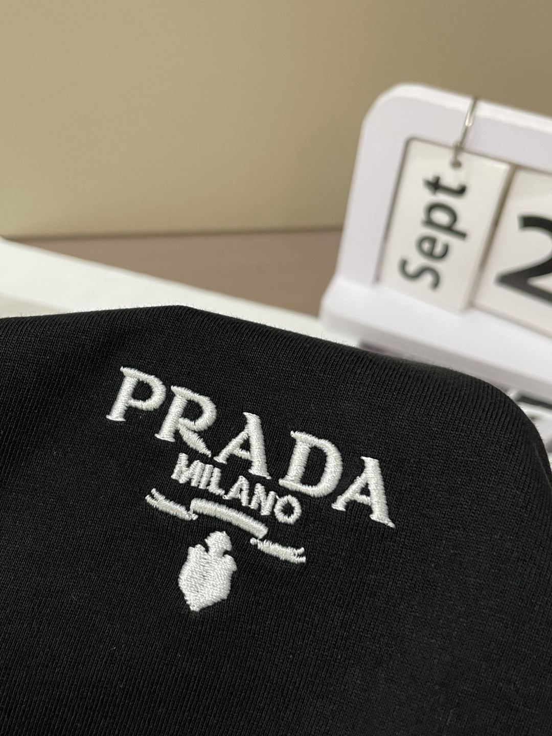 Prad 25s秋冬最新款圆领打底套头T恤 面料采用优质精梳棉，入手便知非常柔软，上身亲肤感 极好！舒适