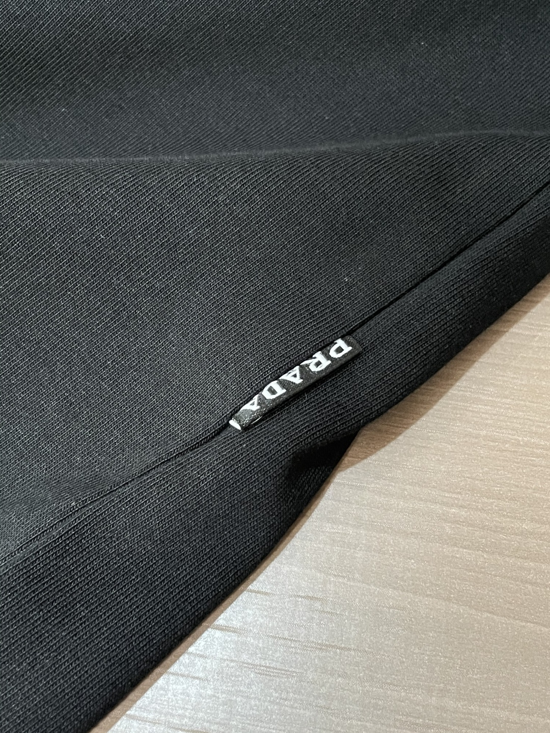 Prad 25s秋冬最新款圆领打底套头T恤 面料采用优质精梳棉，入手便知非常柔软，上身亲肤感 极好！舒适