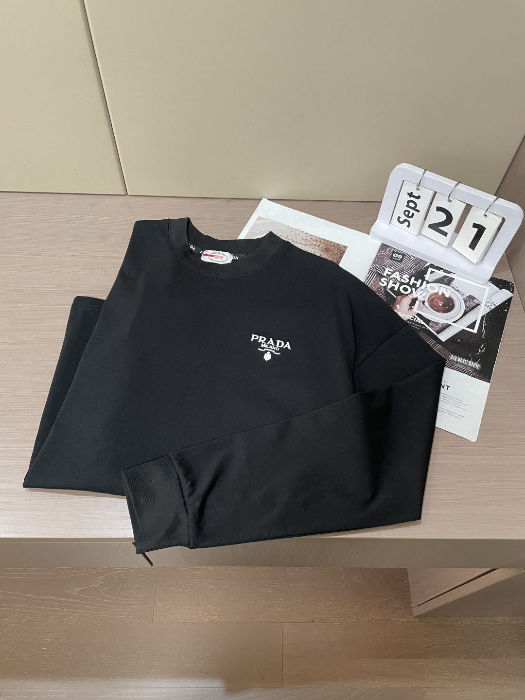 Prad 25s秋冬最新款圆领打底套头T恤 面料采用优质精梳棉，入手便知非常柔软，上身亲肤感 极好！舒适