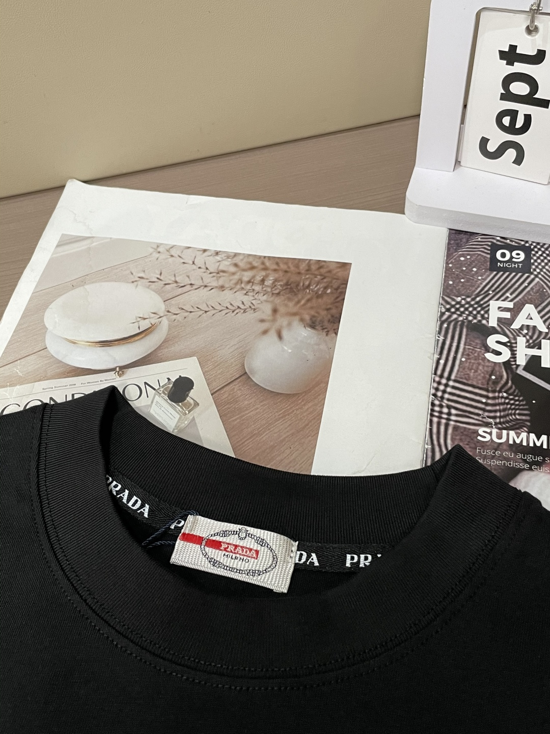 Prad 25s秋冬最新款圆领打底套头T恤 面料采用优质精梳棉，入手便知非常柔软，上身亲肤感 极好！舒适