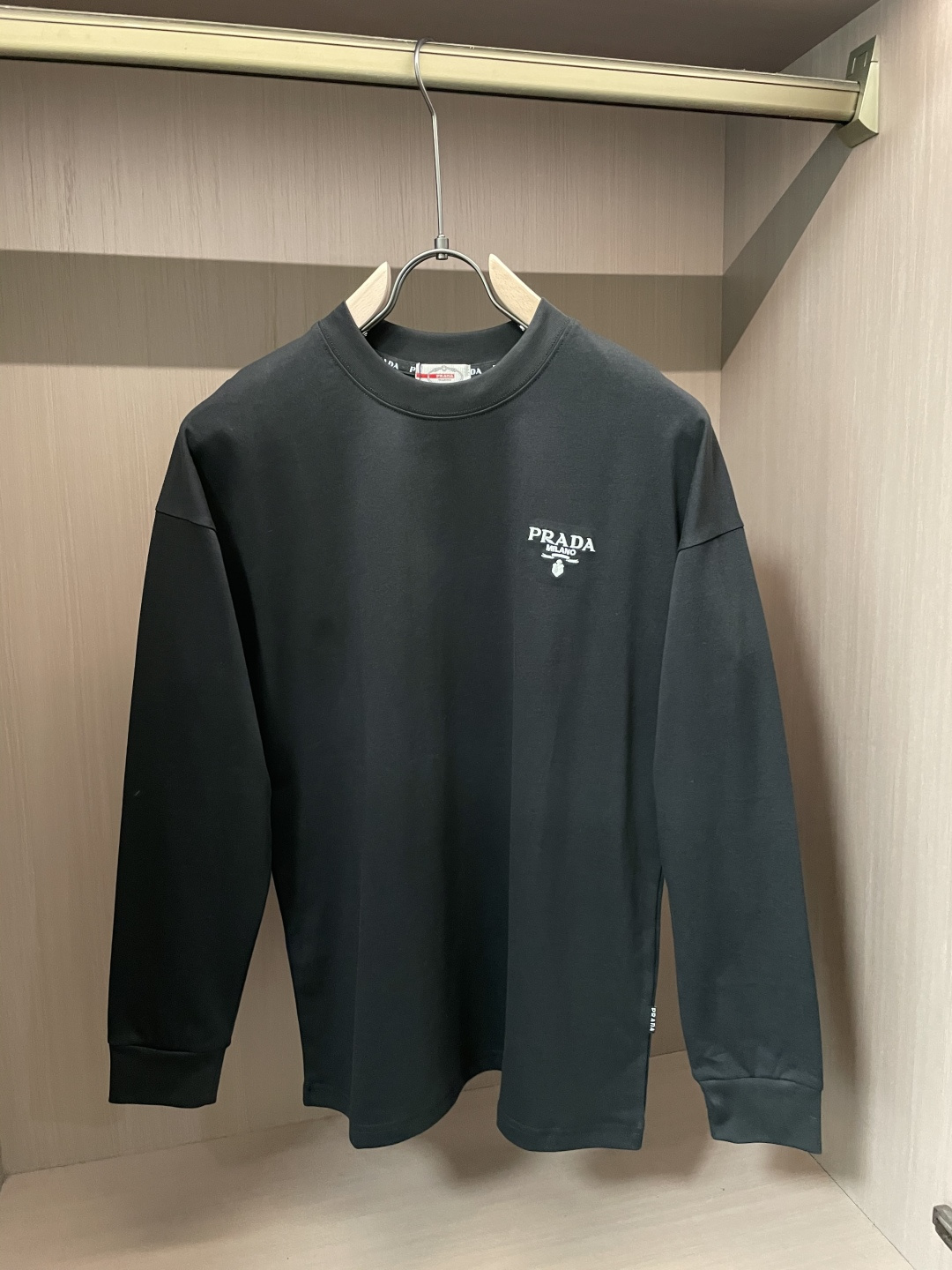 NO:538317,The latest round neck base pullover T-shirt in Prad 25s autumn and winter. The fabric is made of high-quality combed cotton. It is very soft when you start, and the upper body feels very skin-friendly!  Comfortable, breathable, slim and slim while not restrained. The embroidered logo pattern embroidered on the chest!  Very exquisite, good fabrics can make the basic long-sleeved T-shirt not monotonous, and more fashionable in the outfit. This style can not only be worn inside, but also does not look monotonous when worn alone. Size m-xxxl,,prada,tees,t-shirt,alexander wang19860909Prad 25s秋冬最新款圆领打底套头T恤 面料采用优质精梳棉,入手便知非常柔软,上身亲肤感 极好！舒适透气修身显瘦的同时又无束缚感,胸口刺绣绣logo图案标志点缀！非常精致,好面料才能让基础款的长袖T恤不在单调, 穿搭上多一份时尚,这款不仅可以内搭打底,单穿亦不会显得单调. 尺码m-xxxl,,prada,tees，t-shirt,alexander wang,Men's clothing