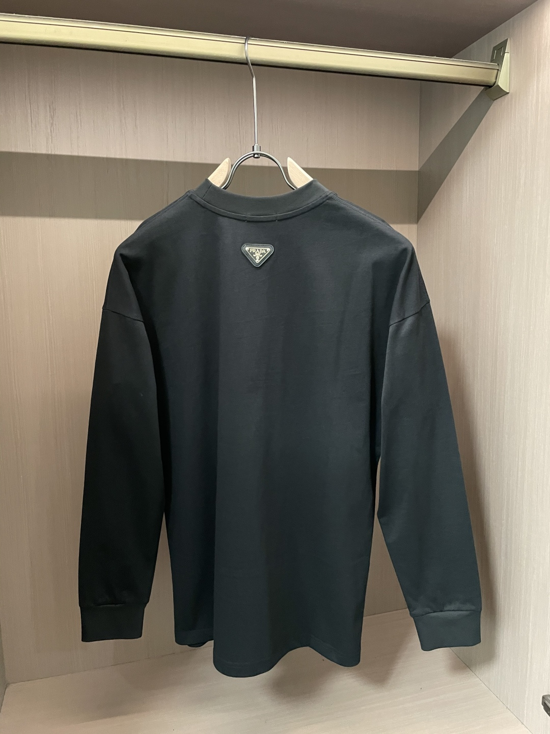 Prad 25s秋冬最新款圆领打底套头T恤 面料采用优质精梳棉，入手便知非常柔软，上身亲肤感 极好！舒适