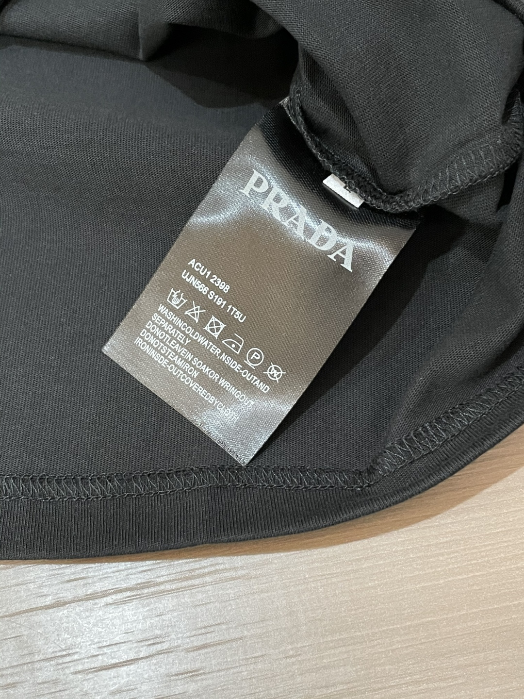 Prad 25s秋冬最新款圆领打底套头T恤 面料采用优质精梳棉，入手便知非常柔软，上身亲肤感 极好！舒适