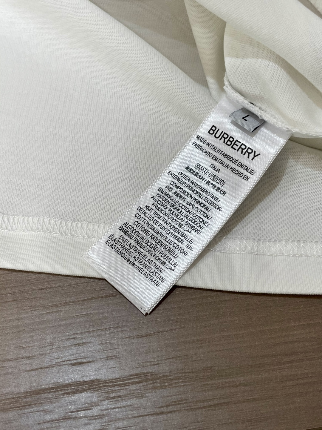 Bur 25s秋冬最新款圆领打底套头T恤 面料采用优质精梳棉，入手便知非常柔软，上身亲肤感 极好！舒适透