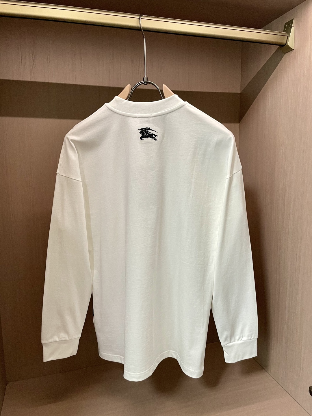 Bur 25s秋冬最新款圆领打底套头T恤 面料采用优质精梳棉，入手便知非常柔软，上身亲肤感 极好！舒适透