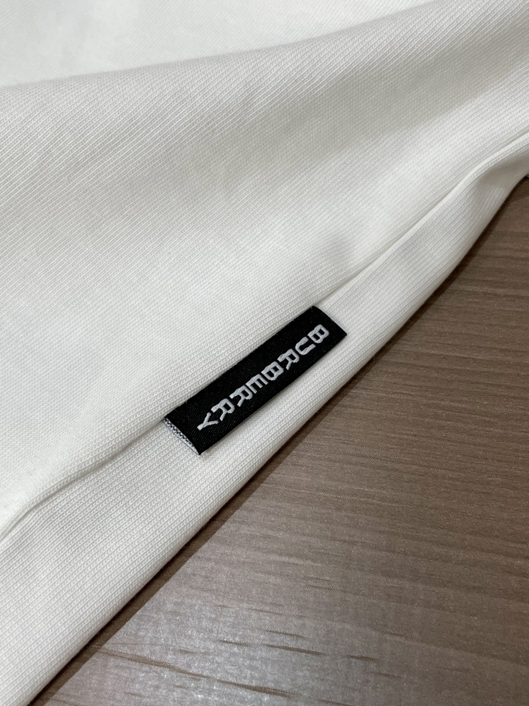 Bur 25s秋冬最新款圆领打底套头T恤 面料采用优质精梳棉，入手便知非常柔软，上身亲肤感 极好！舒适透