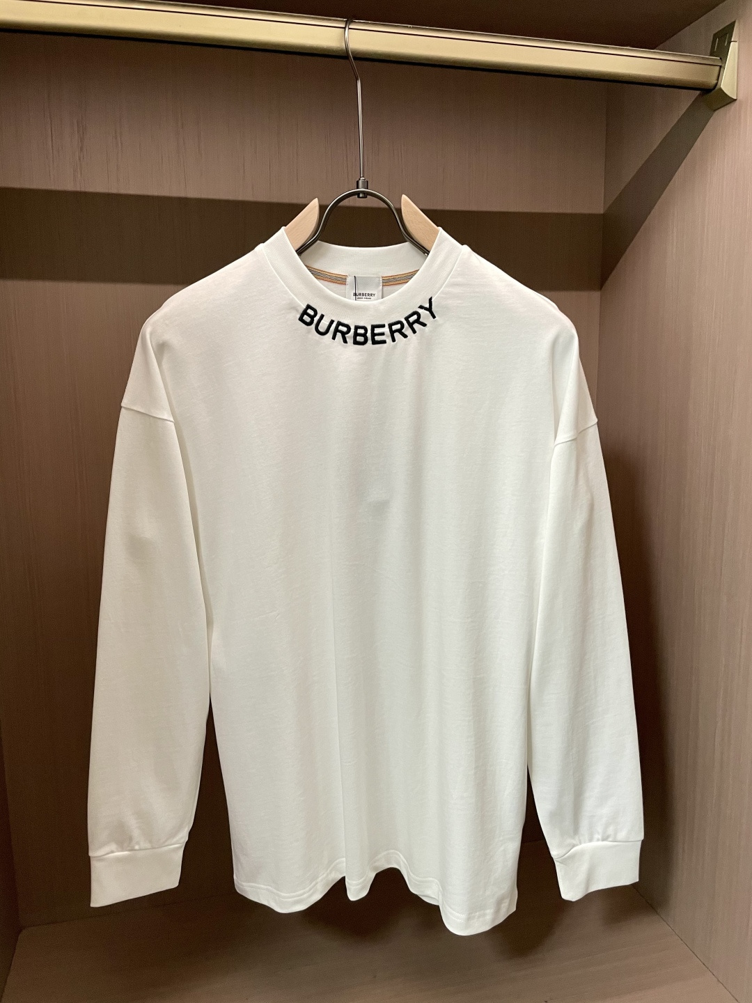 NO:538320,Bur 25s autumn and winter latest round neck base pullover T-shirt. The fabric is made of high-quality combed cotton, which shows that it is very soft when you get it. It feels so good on the upper body and skin-friendly!  Comfortable, breathable, slim and slim while not restrained. The embroidered logo pattern embroidered on the chest!  Very exquisite, good fabrics can make the basic long-sleeved T-shirt not monotonous, and more fashionable in the outfit. This style can not only be worn inside, but also does not look monotonous when worn alone. Size m-xxxl, burberry, tees, t-shirt, alexander wang19860909Bur 25s秋冬最新款圆领打底套头T恤 面料采用优质精梳棉,入手便知非常柔软,上身亲肤感 极好！舒适透气修身显瘦的同时又无束缚感,胸口刺绣绣logo图案标志点缀！非常精致,好面料才能让基础款的长袖T恤不在单调, 穿搭上多一份时尚,这款不仅可以内搭打底,单穿亦不会显得单调. 尺码m-xxxl,,burberry,tees，t-shirt,alexander wang,Men's clothing