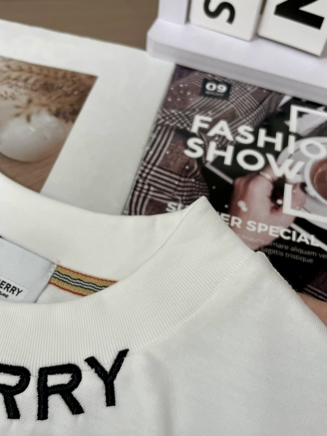 Bur 25s秋冬最新款圆领打底套头T恤 面料采用优质精梳棉，入手便知非常柔软，上身亲肤感 极好！舒适透