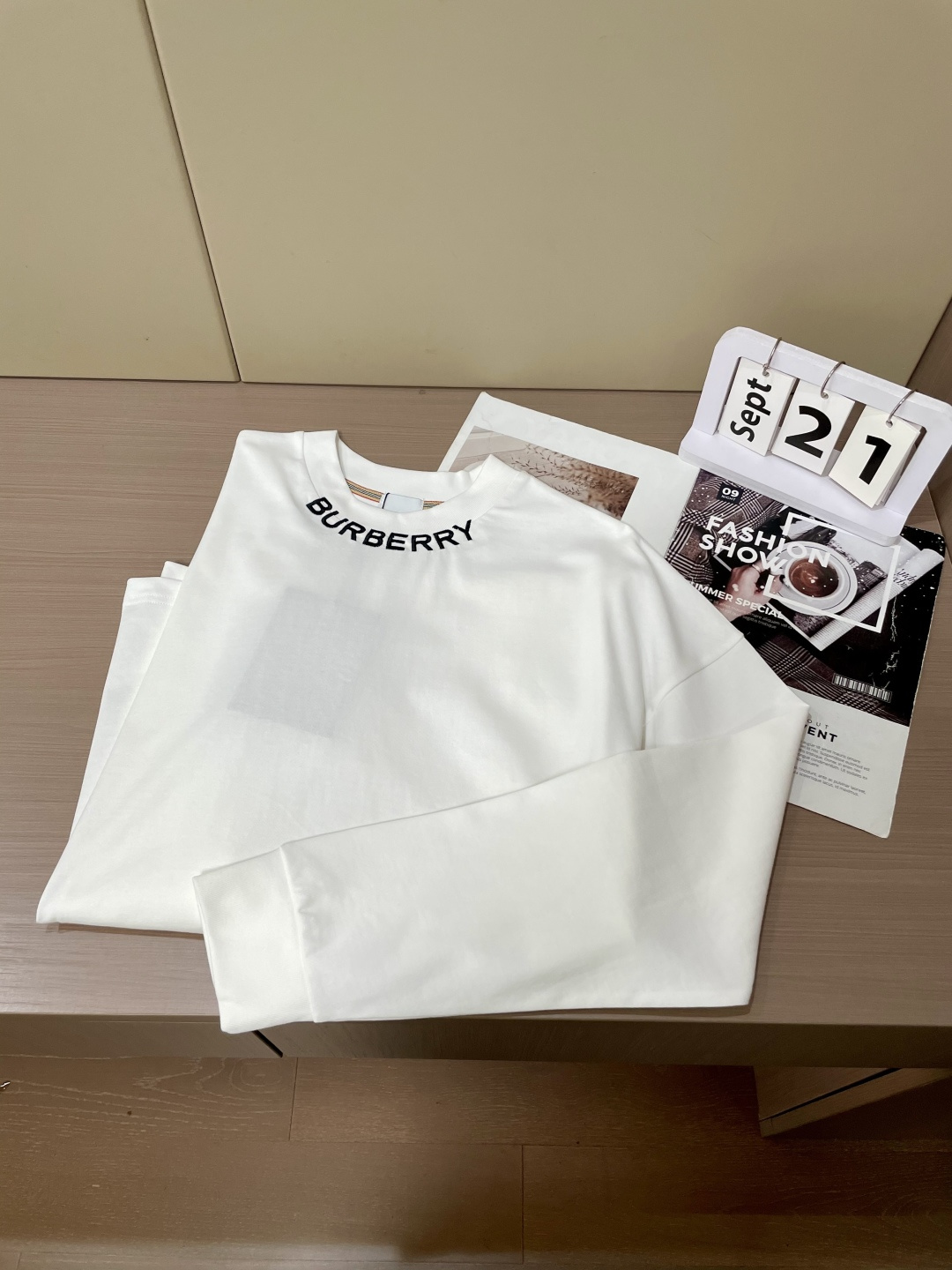 Bur 25s秋冬最新款圆领打底套头T恤 面料采用优质精梳棉，入手便知非常柔软，上身亲肤感 极好！舒适透