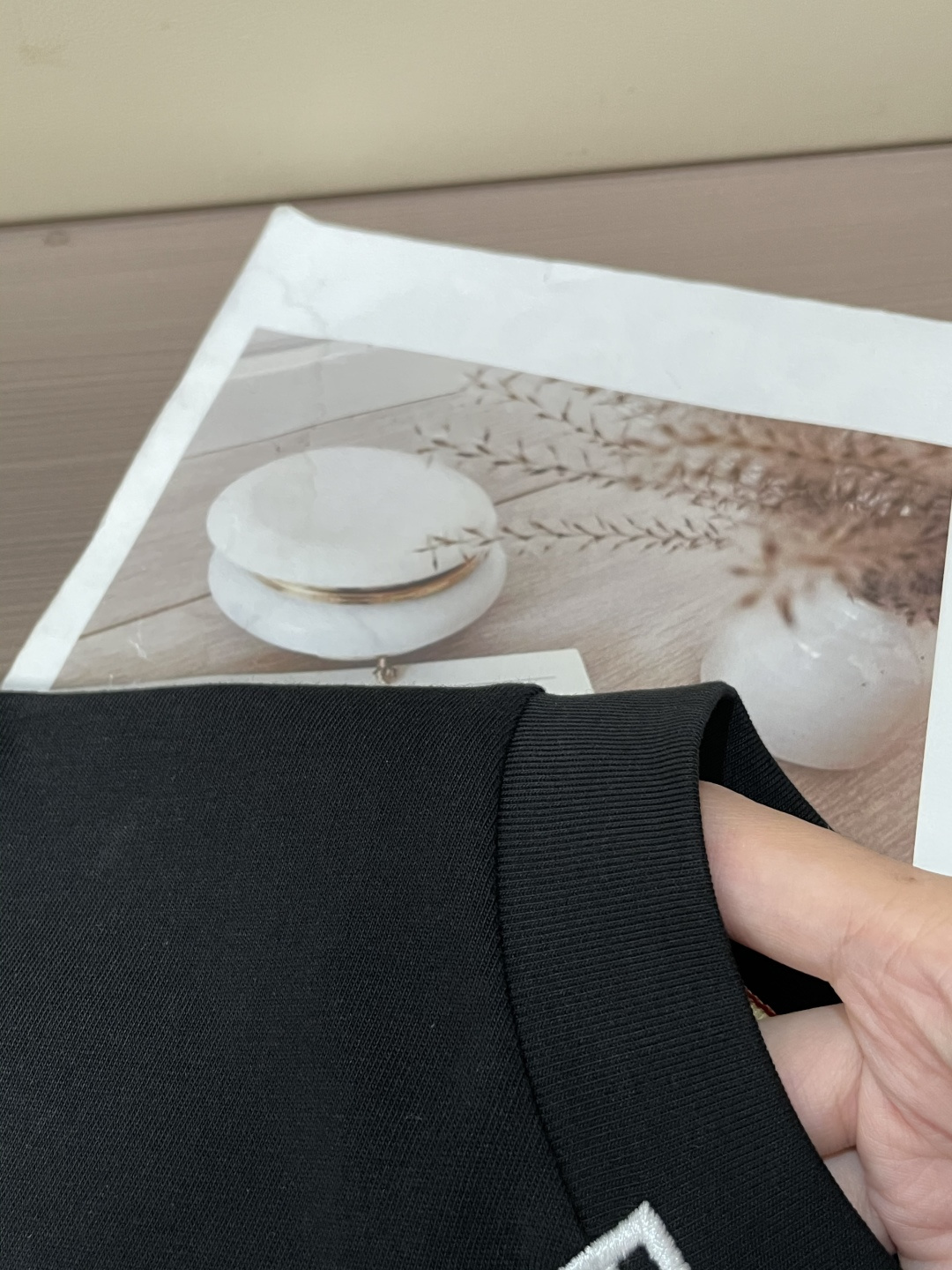 Bur 25s秋冬最新款圆领打底套头T恤 面料采用优质精梳棉，入手便知非常柔软，上身亲肤感 极好！舒适透