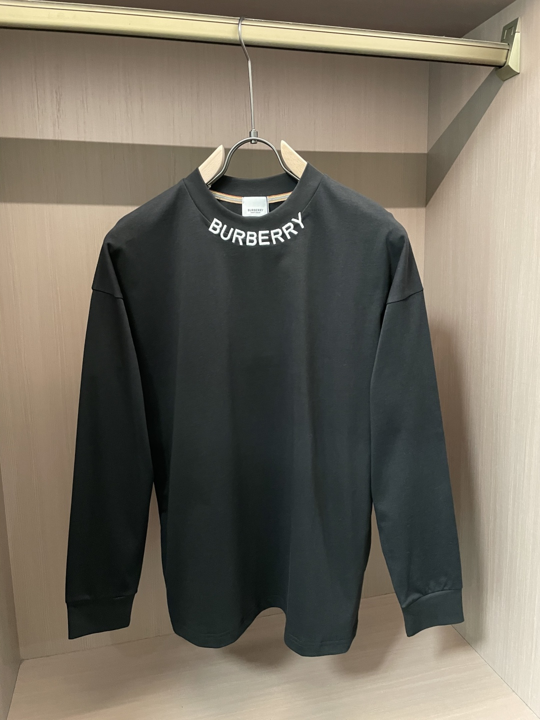 NO:538323,Bye 25s autumn and winter latest round neck base pullover T-shirt. The fabric is made of high-quality combed cotton, which shows that it is very soft when you get it. It feels so good on the upper body and skin-friendly!  Comfortable, breathable, slim and slim while not restrained. The embroidered logo pattern embroidered on the chest!  Very exquisite, good fabrics can make the basic long-sleeved T-shirt not monotonous, and more fashionable in the outfit. This style can not only be worn inside, but also does not look monotonous when worn alone. Size m-xxxl, tees, t-shirt, alexander wang19860909Bye 25s秋冬最新款圆领打底套头T恤 面料采用优质精梳棉,入手便知非常柔软,上身亲肤感 极好！舒适透气修身显瘦的同时又无束缚感,胸口刺绣绣logo图案标志点缀！非常精致,好面料才能让基础款的长袖T恤不在单调, 穿搭上多一份时尚,这款不仅可以内搭打底,单穿亦不会显得单调. 尺码m-xxxl,,tees，t-shirt,alexander wang,Men's clothing