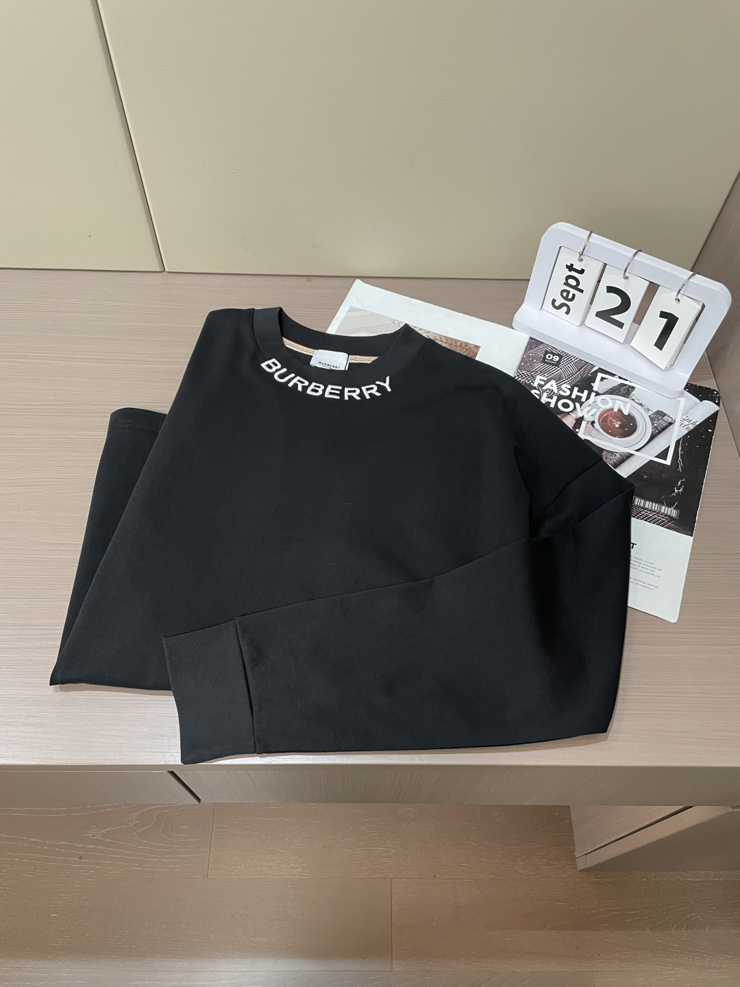 Bur 25s秋冬最新款圆领打底套头T恤 面料采用优质精梳棉，入手便知非常柔软，上身亲肤感 极好！舒适透