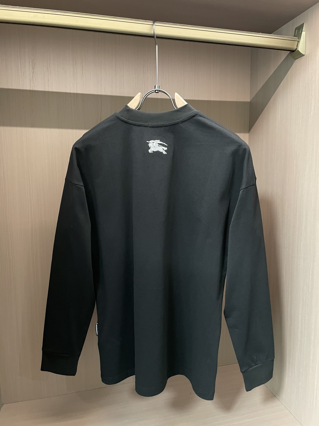 Bur 25s秋冬最新款圆领打底套头T恤 面料采用优质精梳棉，入手便知非常柔软，上身亲肤感 极好！舒适透