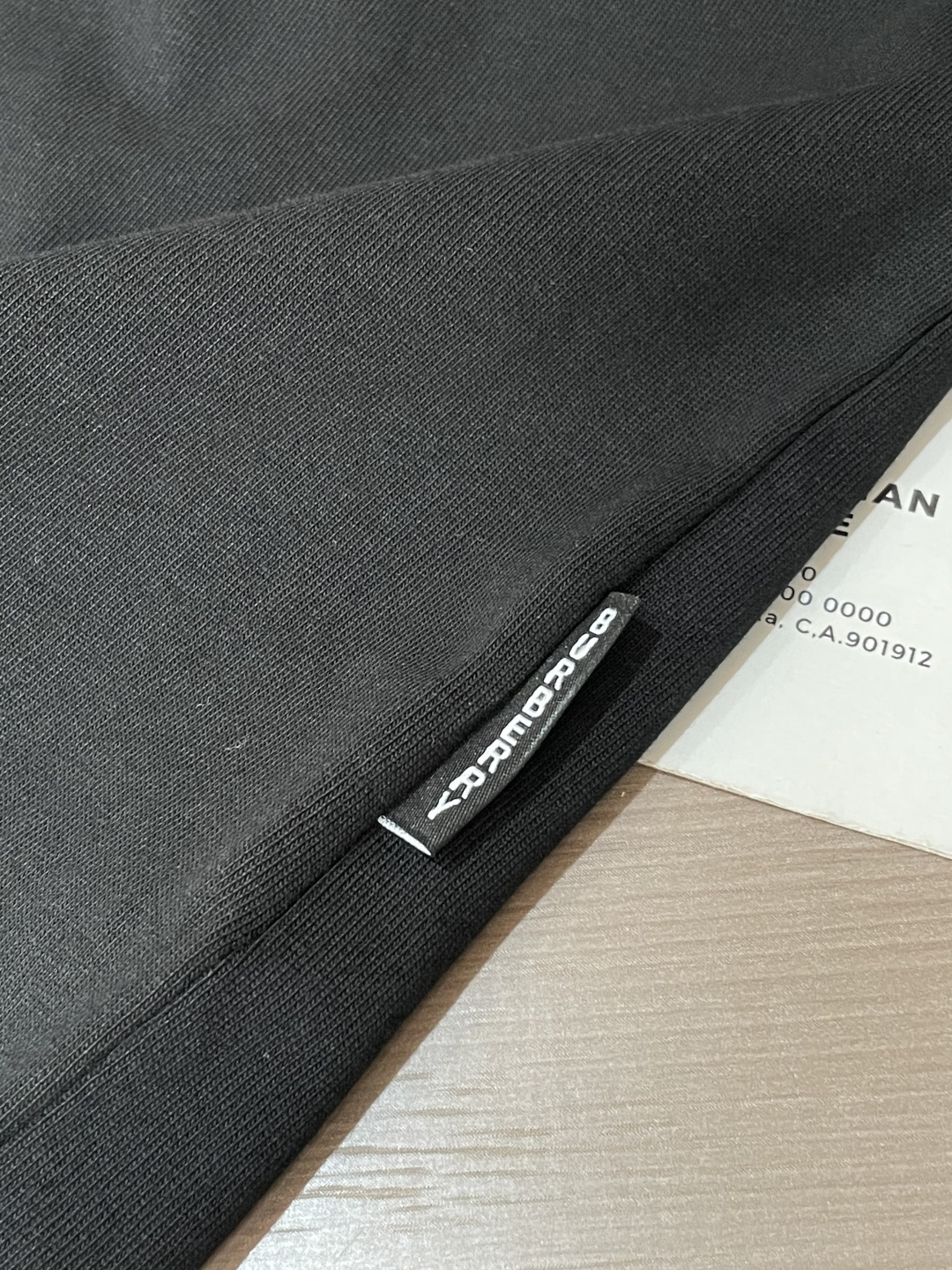 Bur 25s秋冬最新款圆领打底套头T恤 面料采用优质精梳棉，入手便知非常柔软，上身亲肤感 极好！舒适透