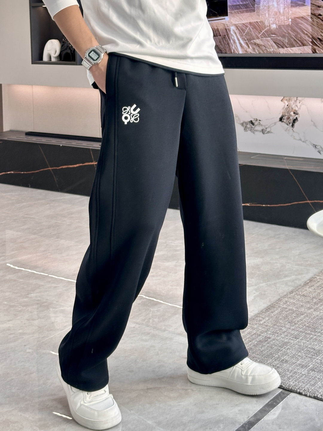 Loewe 2025秋冬最新休闲裤 潮人必备 版型超赞，能很好的修复各种腿型，非常个性！柔软排汗，舒适度