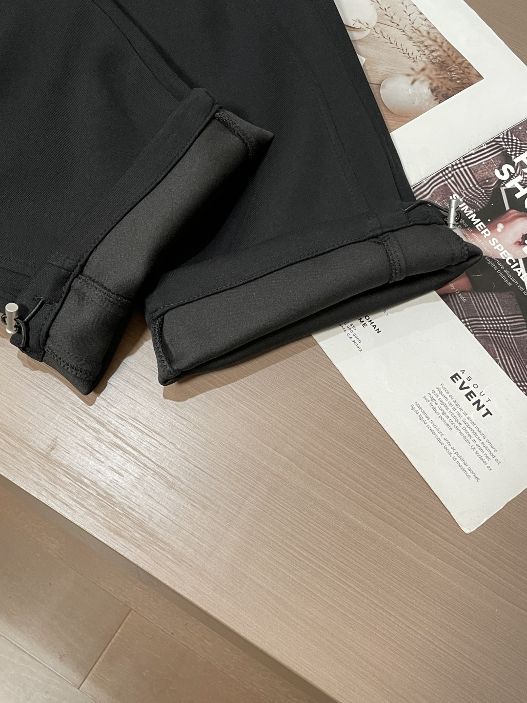 Loewe 2025秋冬最新休闲裤 潮人必备 版型超赞，能很好的修复各种腿型，非常个性！柔软排汗，舒适度