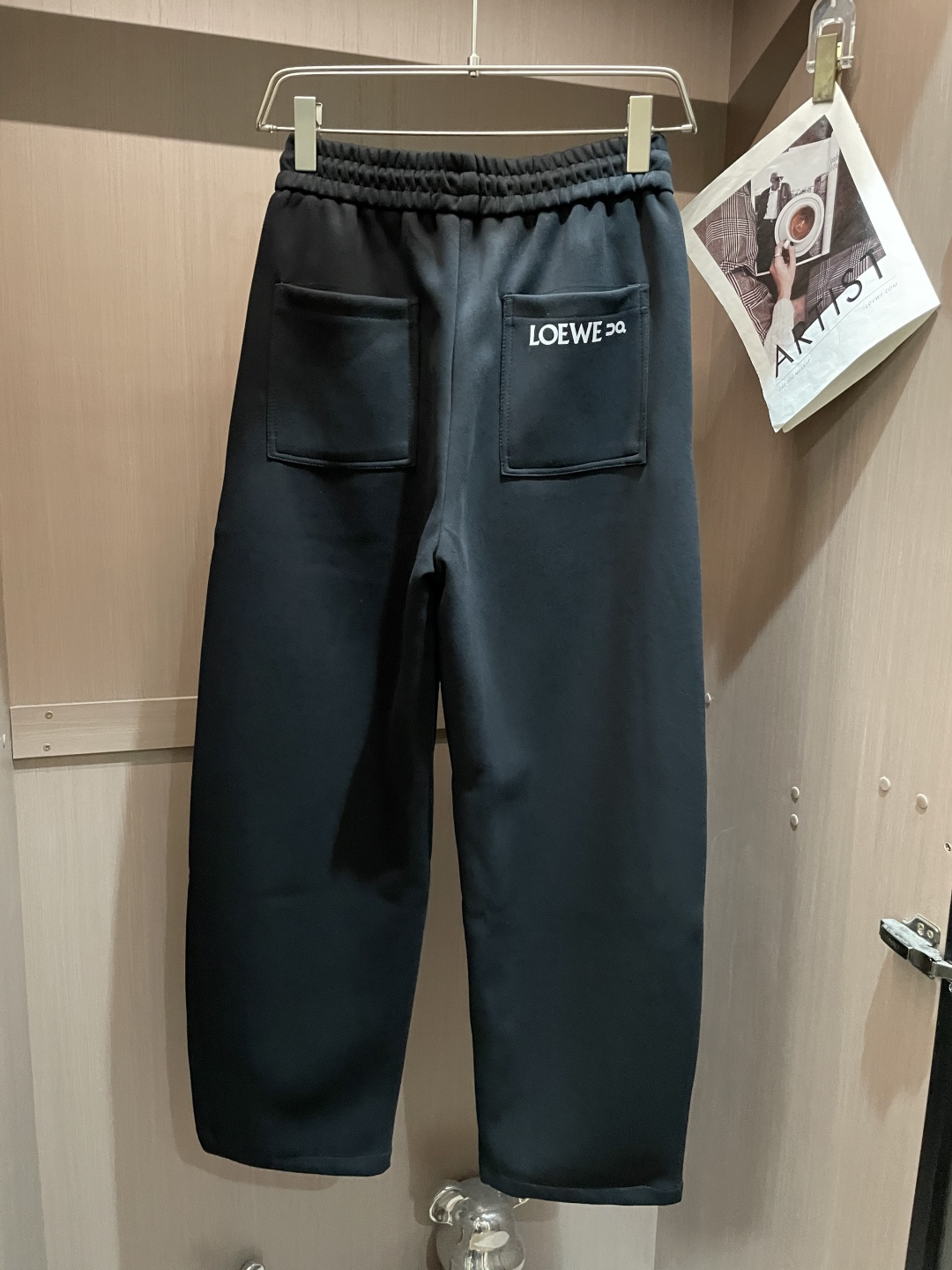 Loewe 2025秋冬最新休闲裤 潮人必备 版型超赞，能很好的修复各种腿型，非常个性！柔软排汗，舒适度