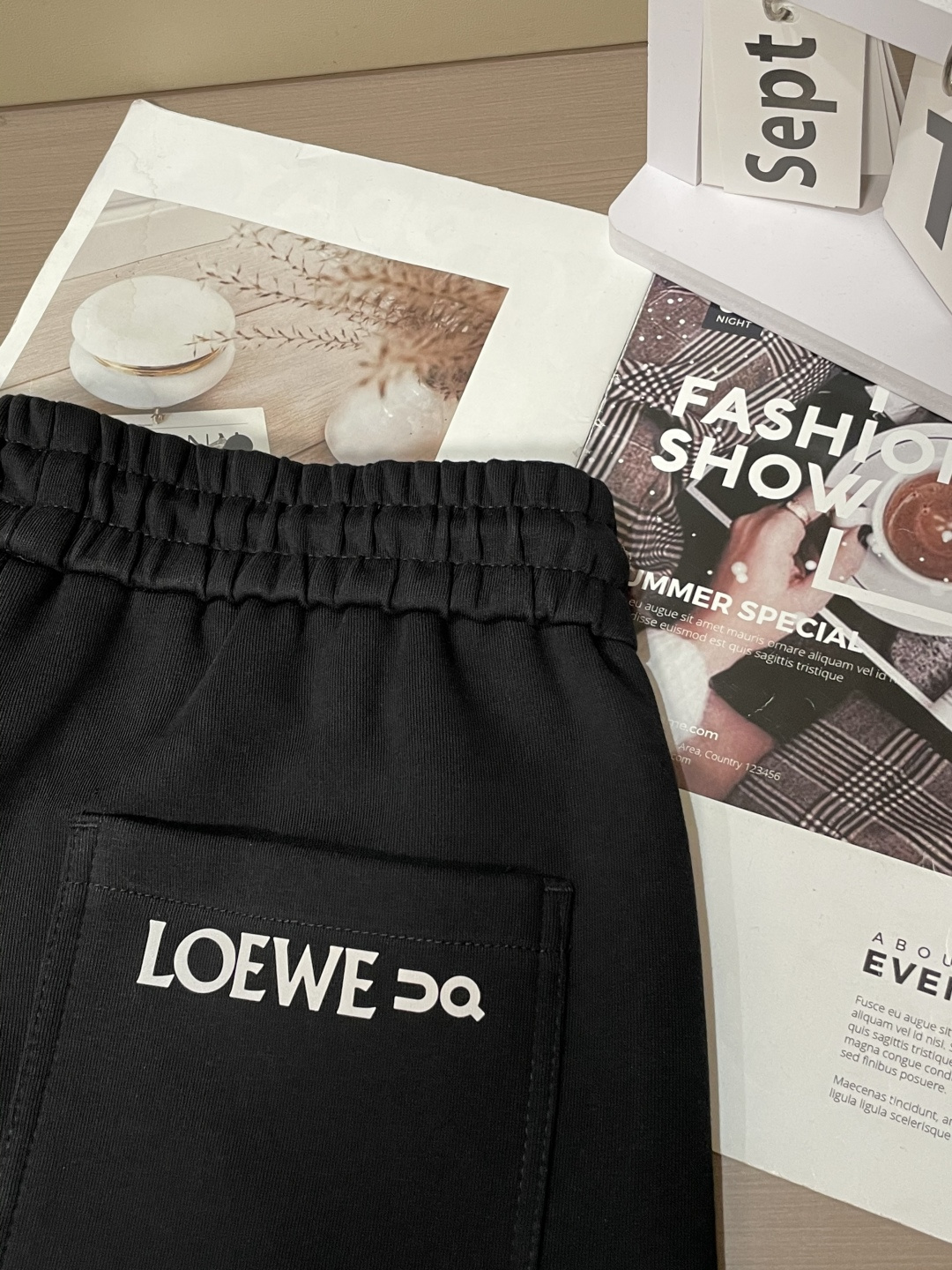 Loewe 2025秋冬最新休闲裤 潮人必备 版型超赞，能很好的修复各种腿型，非常个性！柔软排汗，舒适度