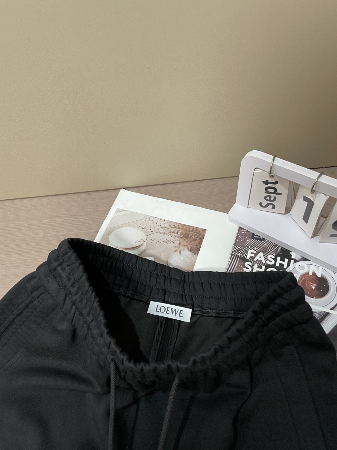 Loewe 2025秋冬最新休闲裤 潮人必备 版型超赞，能很好的修复各种腿型，非常个性！柔软排汗，舒适度