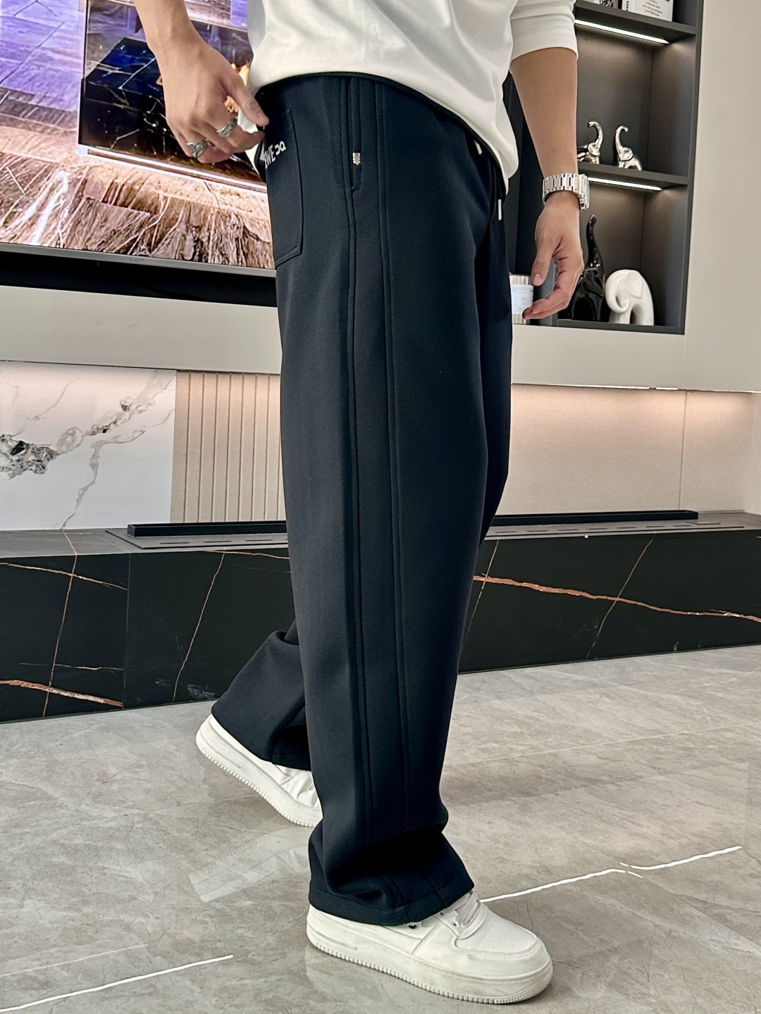 Loewe 2025秋冬最新休闲裤 潮人必备 版型超赞，能很好的修复各种腿型，非常个性！柔软排汗，舒适度