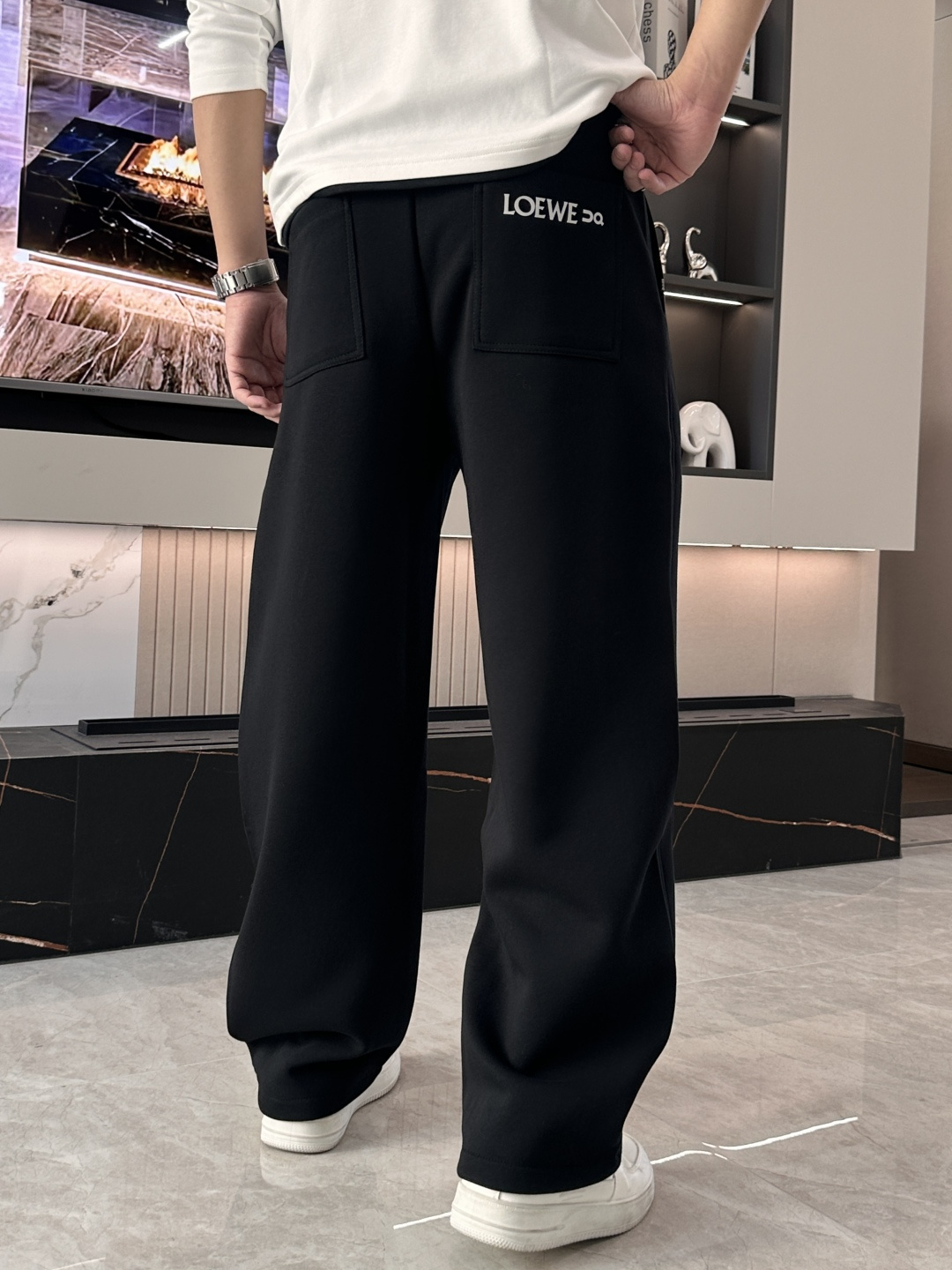 Loewe 2025秋冬最新休闲裤 潮人必备 版型超赞，能很好的修复各种腿型，非常个性！柔软排汗，舒适度