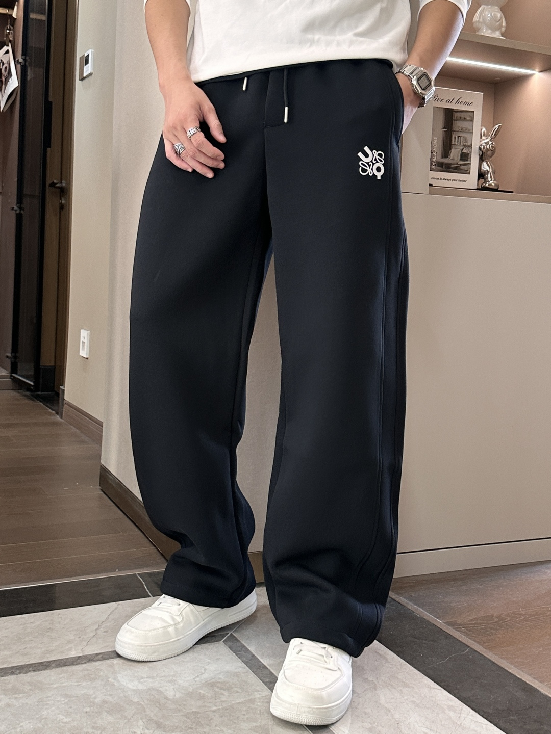 Loewe 2025秋冬最新休闲裤 潮人必备 版型超赞，能很好的修复各种腿型，非常个性！柔软排汗，舒适度