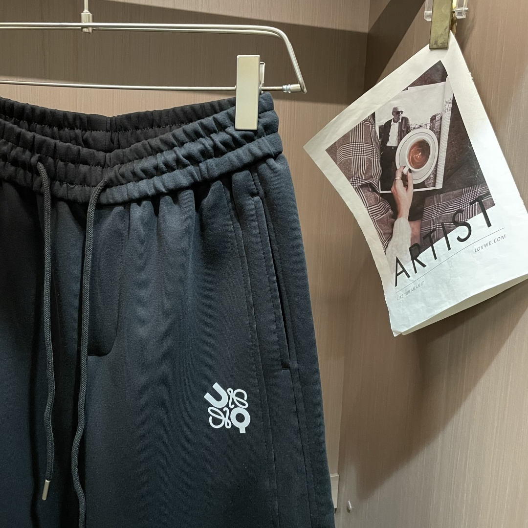 Loewe 2025秋冬最新休闲裤 潮人必备 版型超赞，能很好的修复各种腿型，非常个性！柔软排汗，舒适度