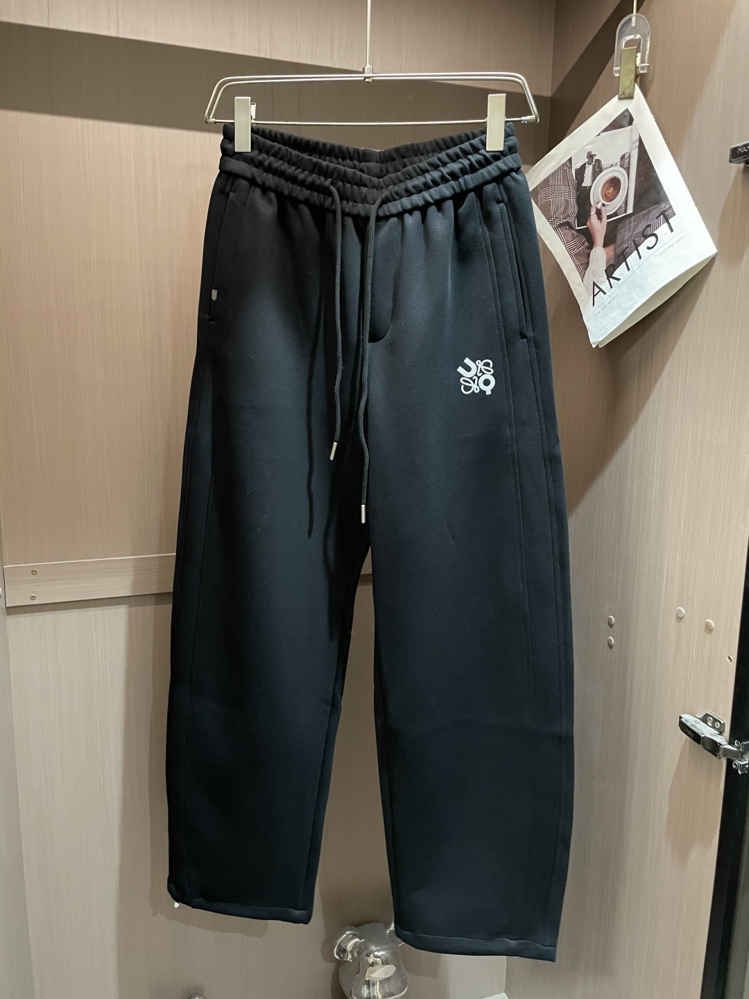 Loewe 2025秋冬最新休闲裤 潮人必备 版型超赞，能很好的修复各种腿型，非常个性！柔软排汗，舒适度