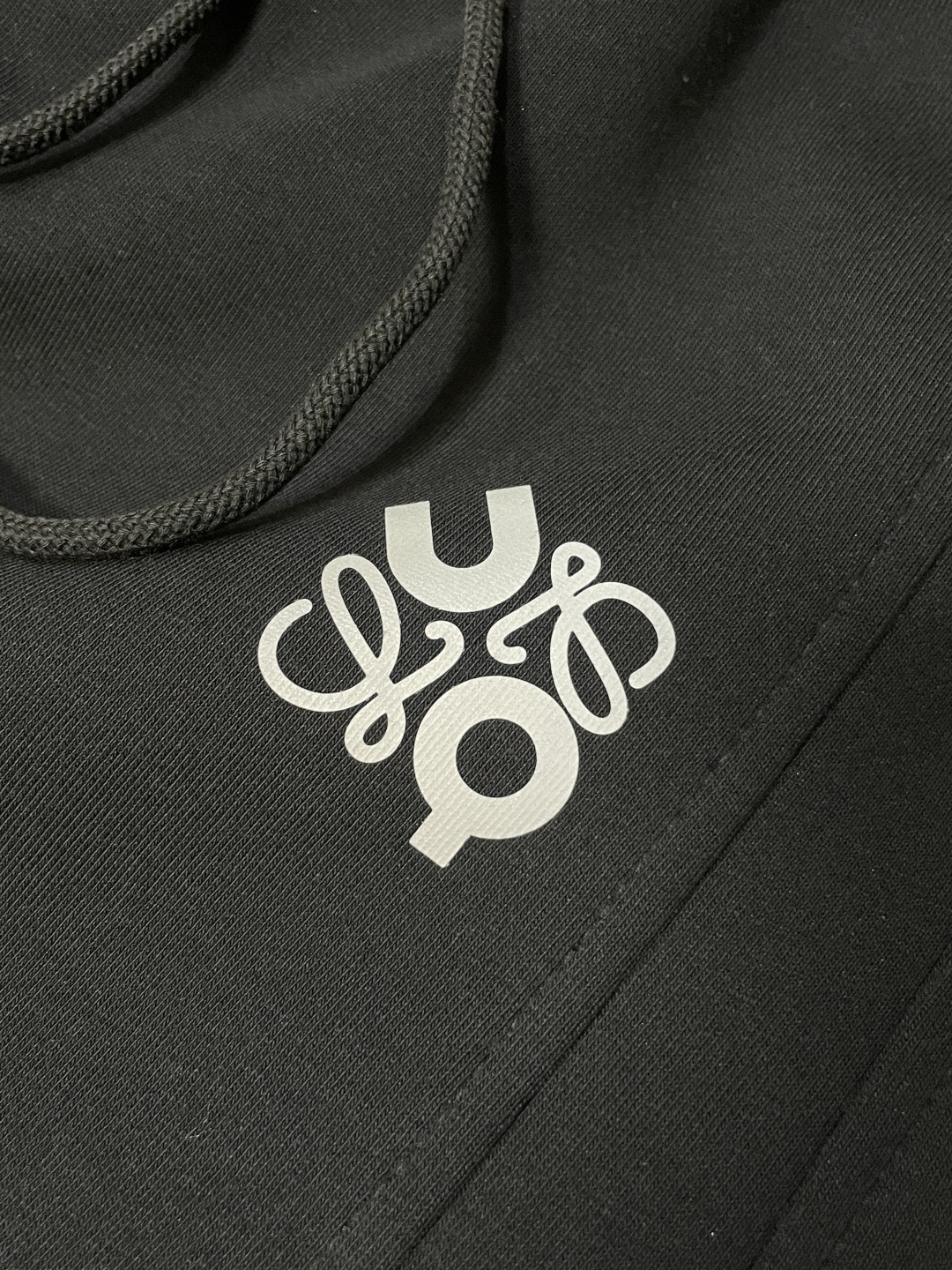 Loewe 2025秋冬最新休闲裤 潮人必备 版型超赞，能很好的修复各种腿型，非常个性！柔软排汗，舒适度