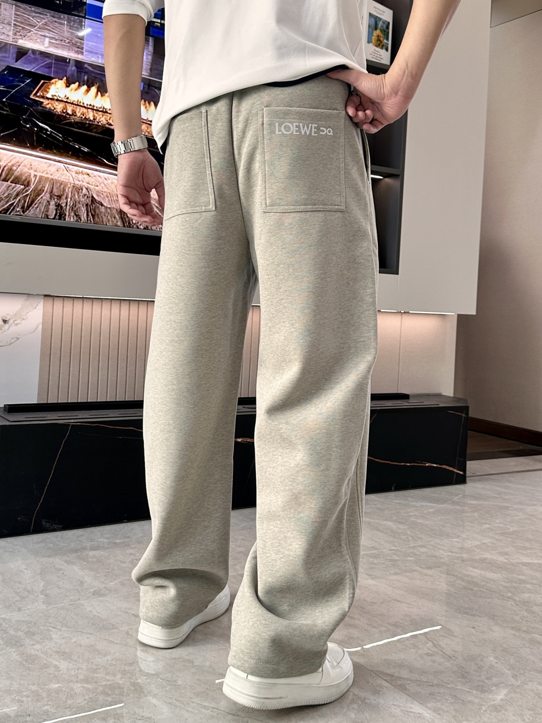 Loewe 2025秋冬最新休闲裤 潮人必备 版型超赞，能很好的修复各种腿型，非常个性！柔软排汗，舒适度