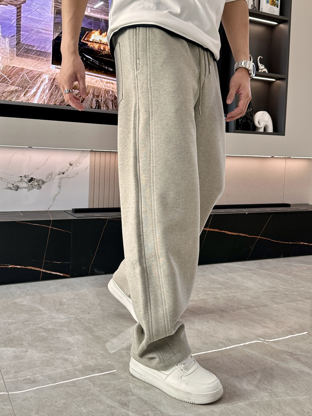 Loewe 2025秋冬最新休闲裤 潮人必备 版型超赞，能很好的修复各种腿型，非常个性！柔软排汗，舒适度