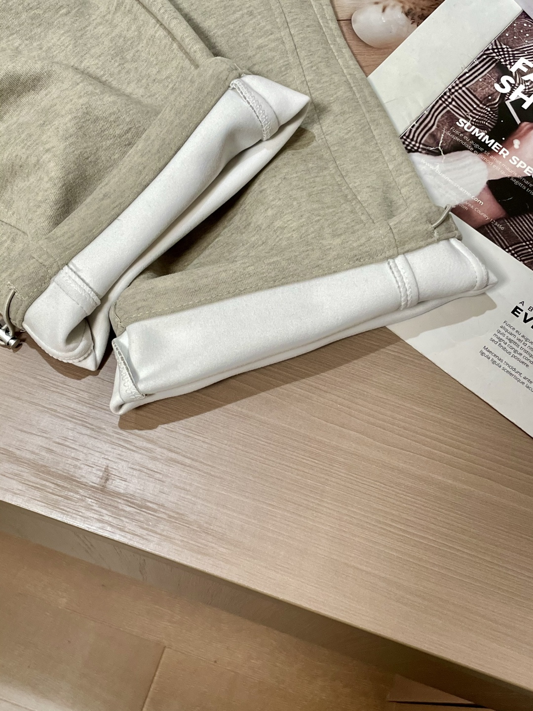 Loewe 2025秋冬最新休闲裤 潮人必备 版型超赞，能很好的修复各种腿型，非常个性！柔软排汗，舒适度