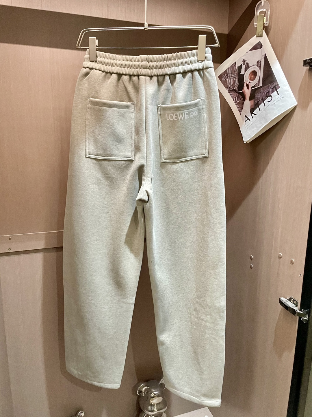 Loewe 2025秋冬最新休闲裤 潮人必备 版型超赞，能很好的修复各种腿型，非常个性！柔软排汗，舒适度