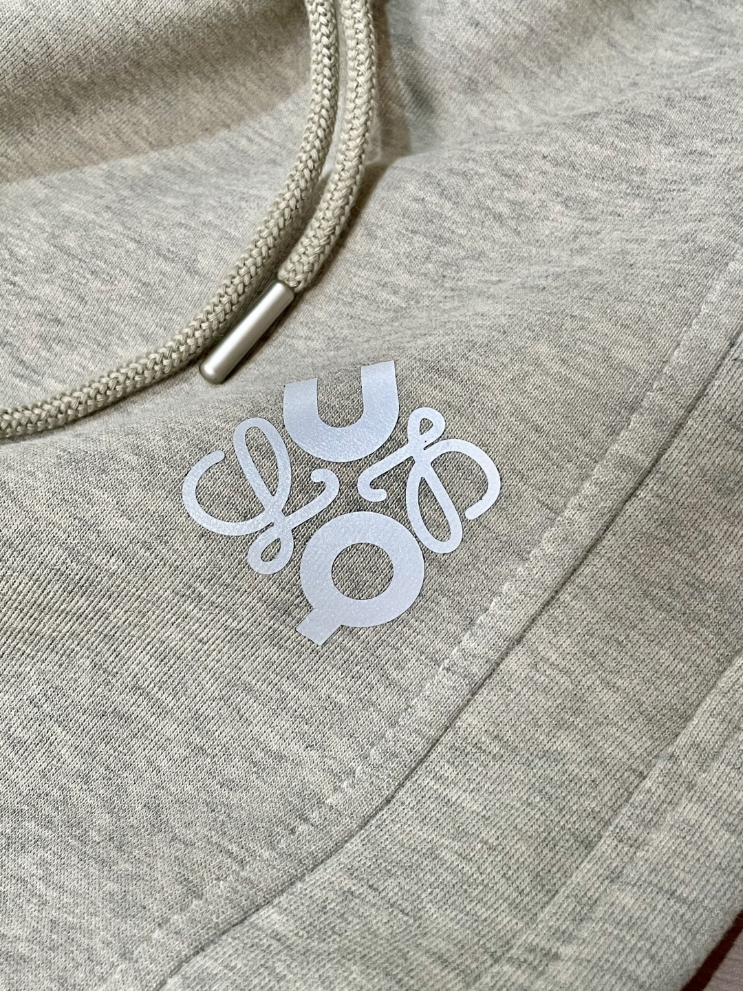 Loewe 2025秋冬最新休闲裤 潮人必备 版型超赞，能很好的修复各种腿型，非常个性！柔软排汗，舒适度