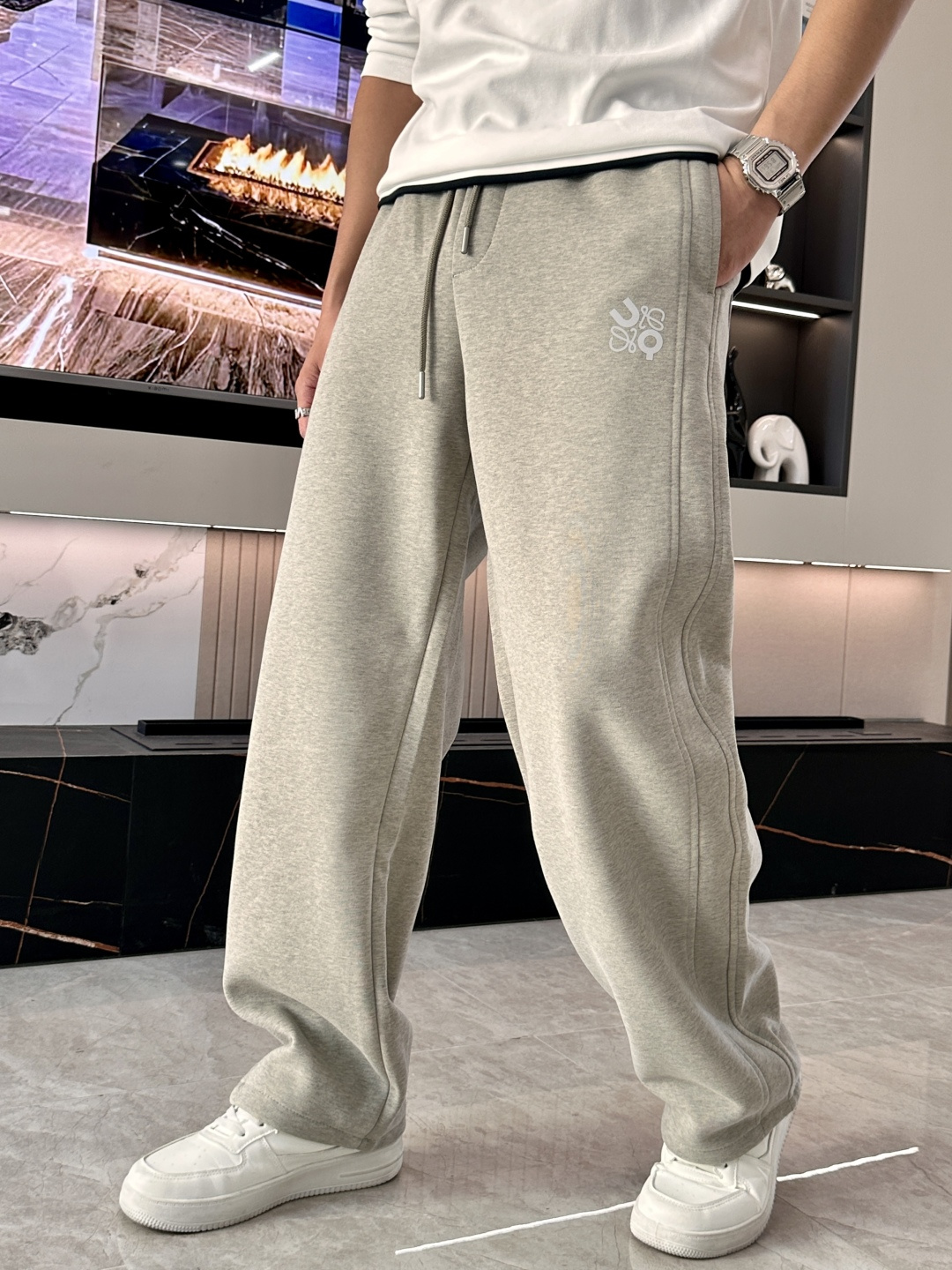 Loewe 2025秋冬最新休闲裤 潮人必备 版型超赞，能很好的修复各种腿型，非常个性！柔软排汗，舒适度