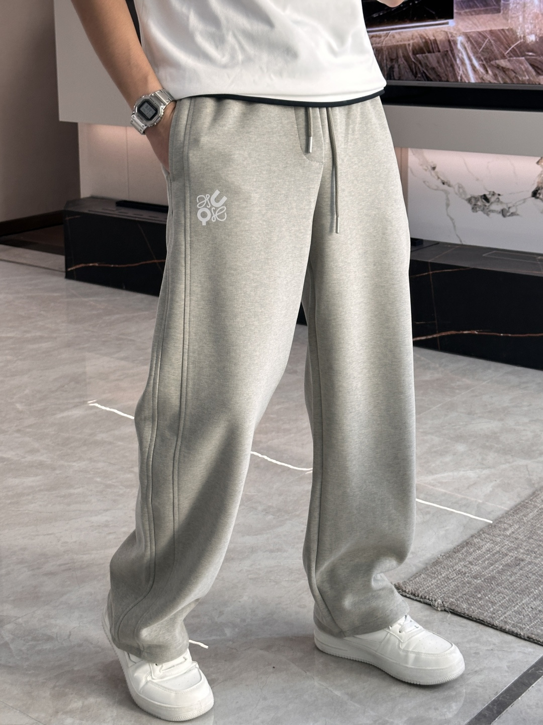 NO:538326,Loewe's latest casual pants in 2025 autumn and winter, a must-have for trendy people. The style is excellent and can repair various leg shapes well, which is very personal!  Soft and sweat-relieving, extremely comfortable. Customized elastic rubber at the waist of the trouser legs and original auxiliary materials. The upper body is sports and casual and fashionable, and is essential for leisure and traveling. Size M-xxxl,,loewe,alexander wang19860909Loewe 2025秋冬最新休闲裤 潮人必备 版型超赞,能很好的修复各种腿型,非常个性！柔软排汗,舒适度极高.裤腿腰部订制松紧橡筋、原版辅料细节.上身运动休闲时尚,出街休闲、外出旅游必备. 尺码M-xxxl,,loewe,alexander wang,Men's clothing